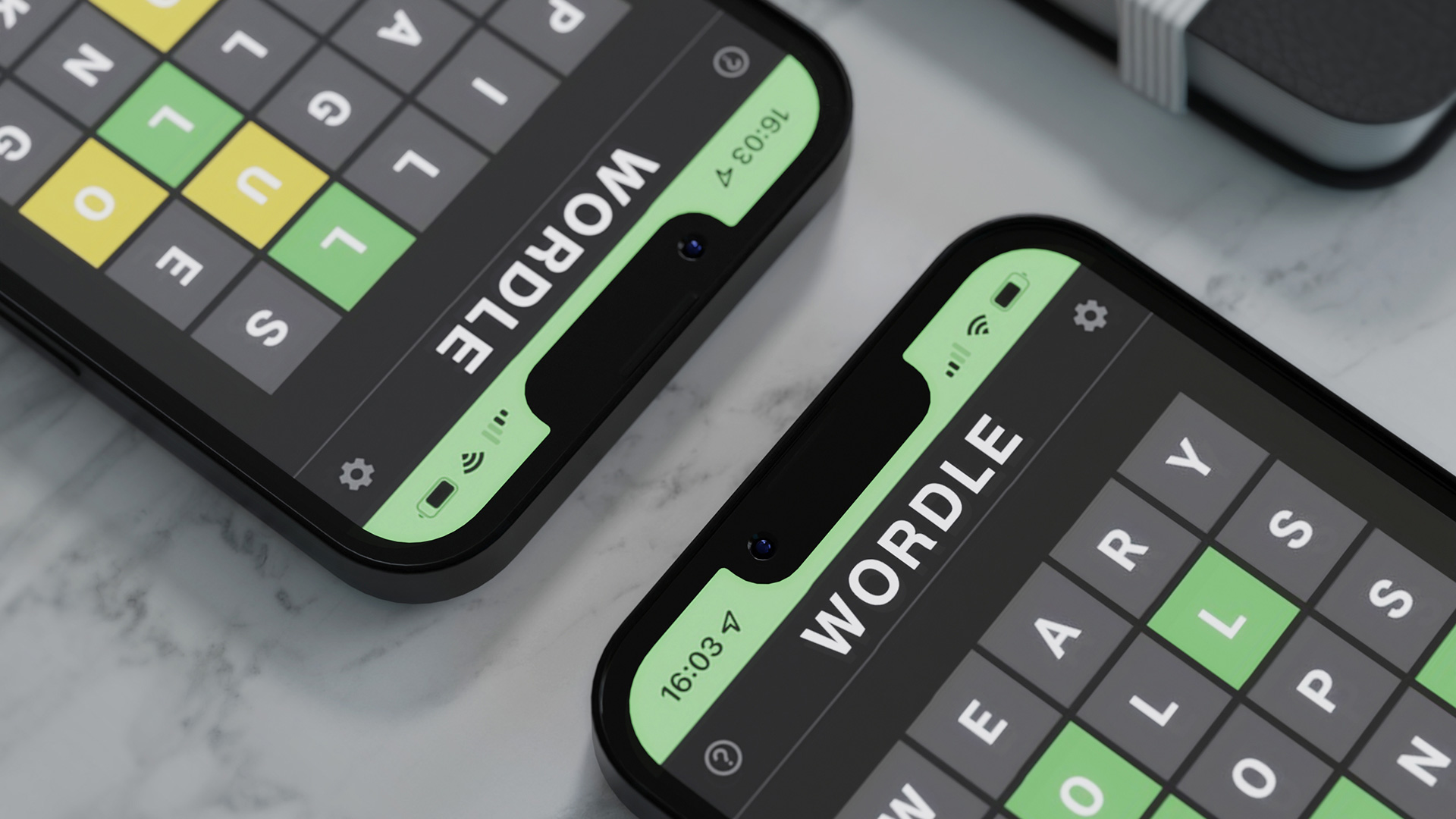 המשחק Wordle מוצג בשני סמארטפונים