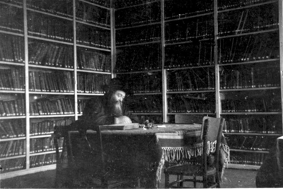ספריית ישיבת לובלין חשבה שנהרסה על ידי הנאצים.  ואז הספרים שלה התחילו להופיע.