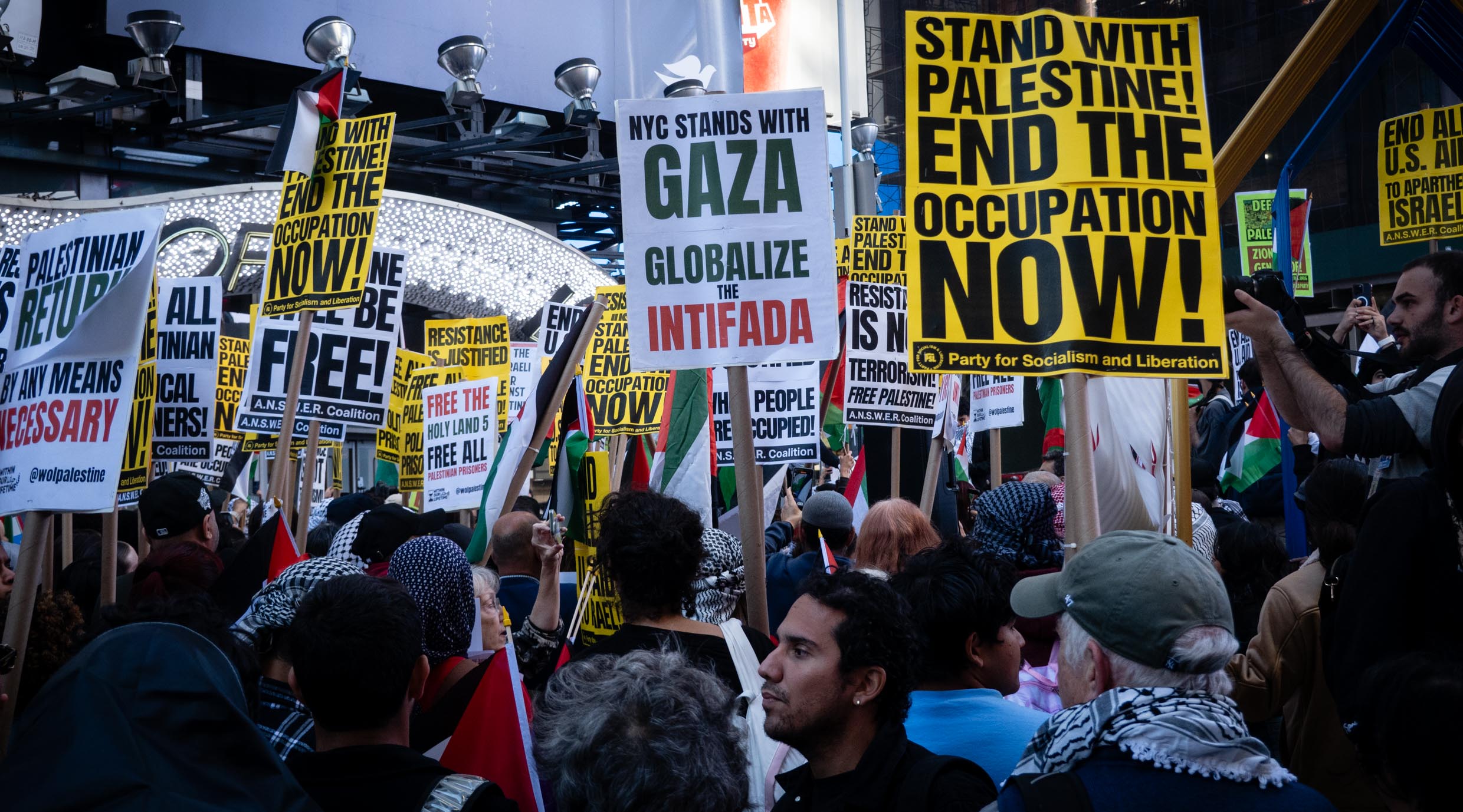 מפגינים פרו-פלסטינים בעצרת בטיימס סקוור, 13 באוקטובר 2023. (לוק טרס)