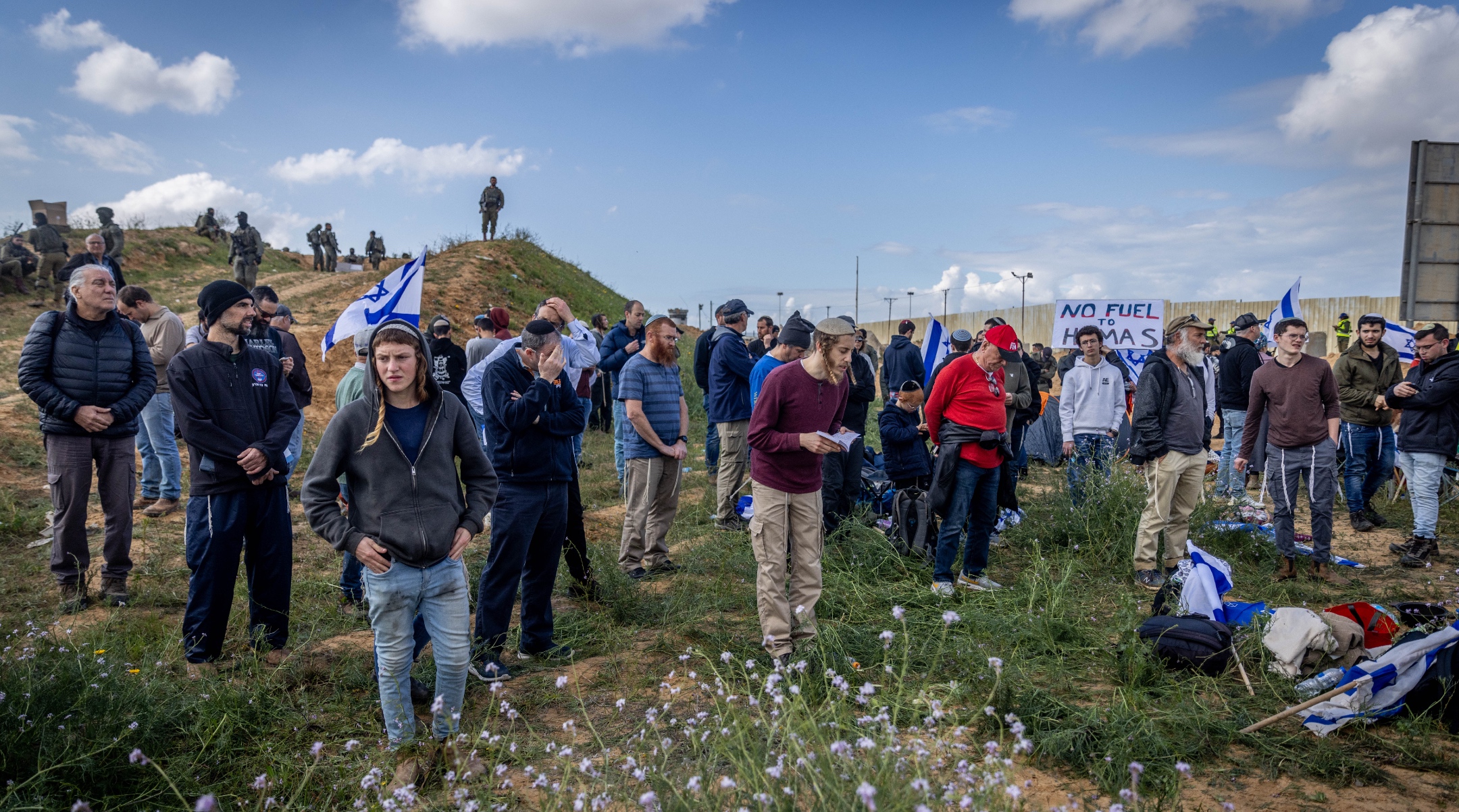 מפגינים חוסמים את מסירת תוכנית הסיוע לעזה צועדים לירושלים