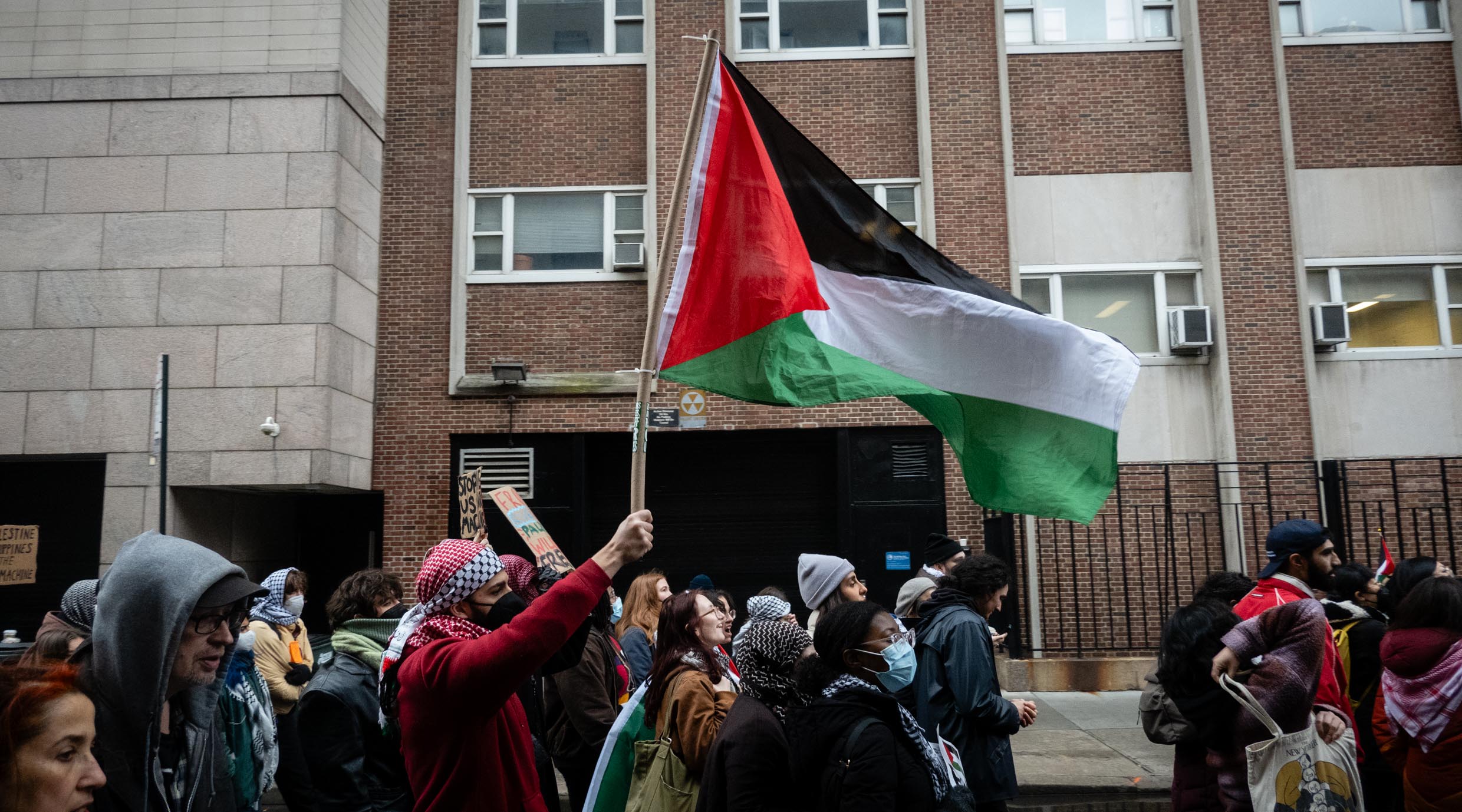 מפגינים פרו-פלסטינים כופים את סגירתו של המוזיאון לאמנות מודרנית
