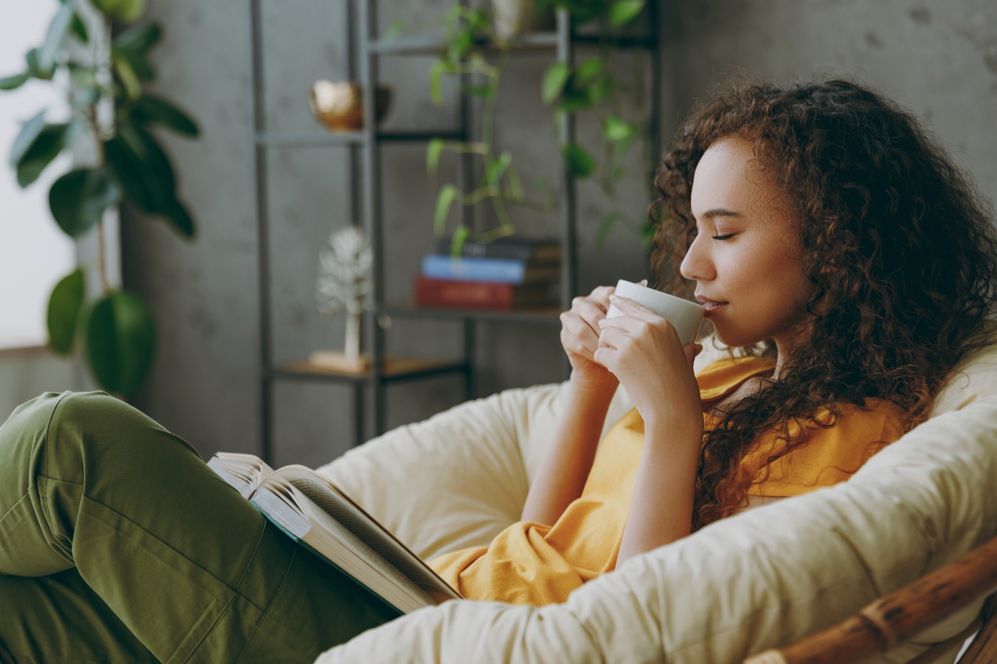 Study: Association of daily sitting time and coffee consumption with the risk of all-cause and cardiovascular disease mortality among US adults. Image Credit: ViDI Studio/Shutterstock.com