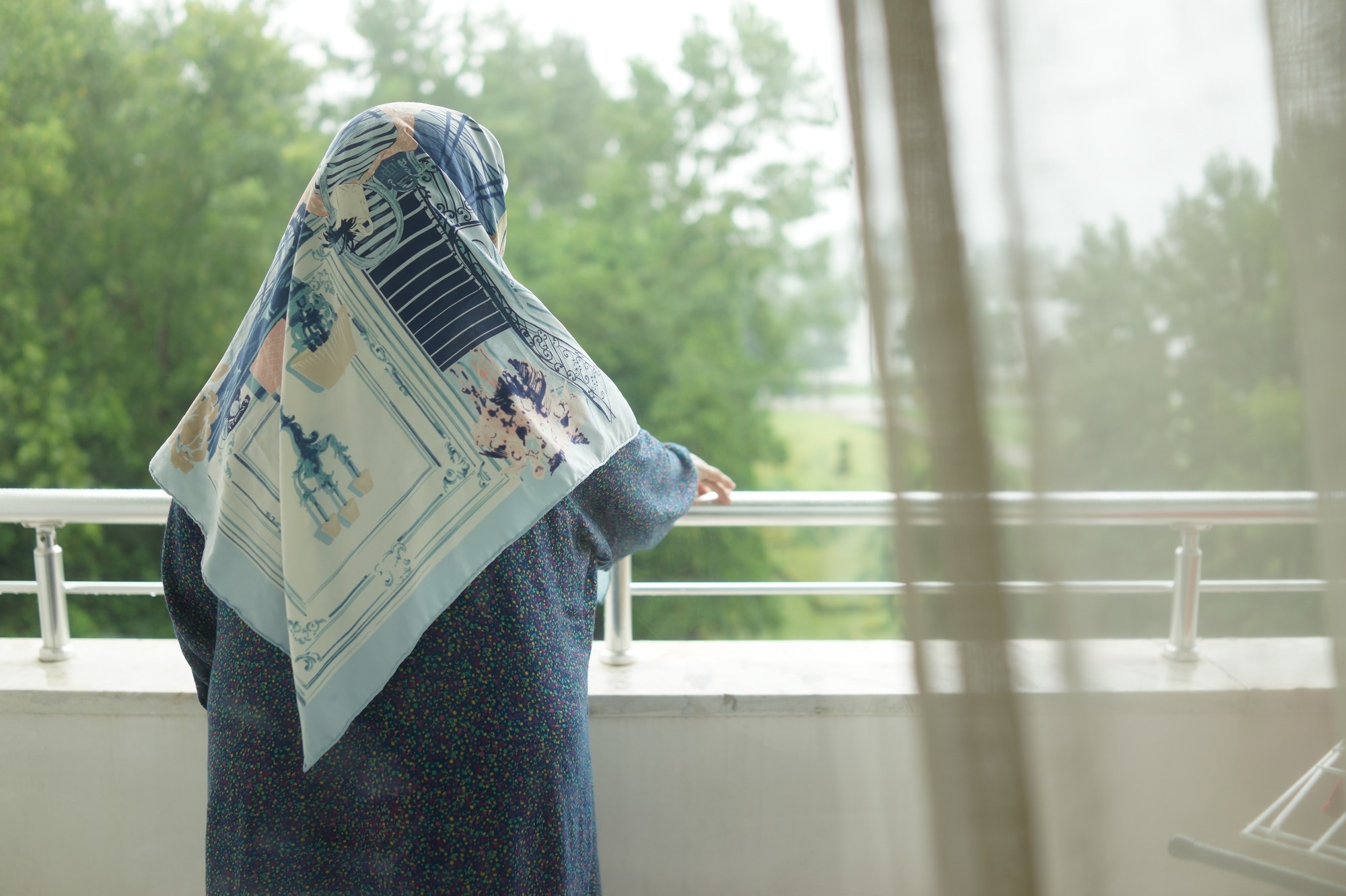 Study: Social Isolation, Brain Food Cue Processing, Eating Behaviors, and Mental Health Symptoms. Image Credit: Mansoreh/Shutterstock.com