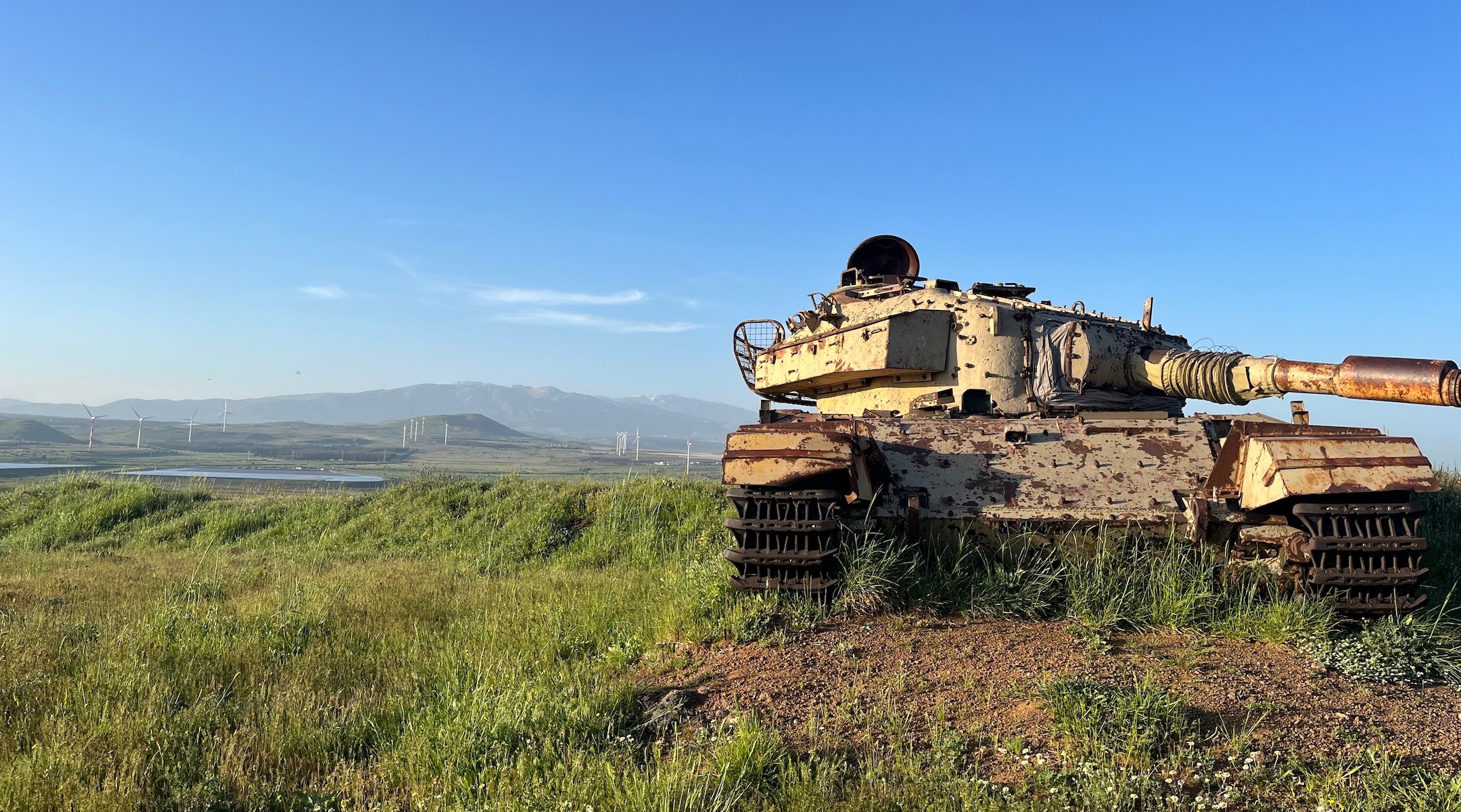 טנק מחליד על גבעה ברמת הגולן המשקיפה על סוריה הוא שריד למלחמה קודמת.  באזור נרשמו קרבות רציניים לאחרונה במהלך מלחמת יום הכיפורים ב-1973.  (אוריאל היילמן)