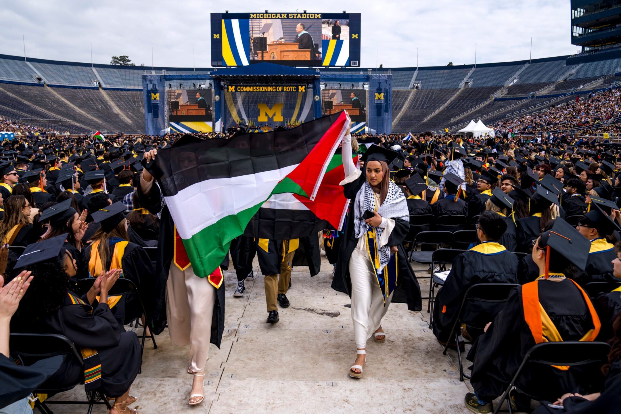 ממישיגן ועד בוסטון, מפגינים פרו-פלסטינים מתעקשים בסיום הלימודים בקולג'