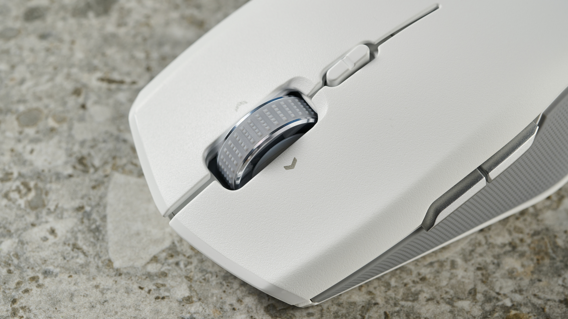 גלגל הגלילה על עכבר אלחוטי Razer Pro Click Mini לבן