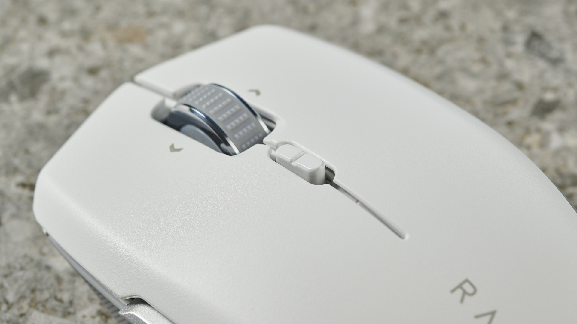 תקריב של גלגל הגלילה על עכבר אלחוטי Razer Pro Click Mini לבן