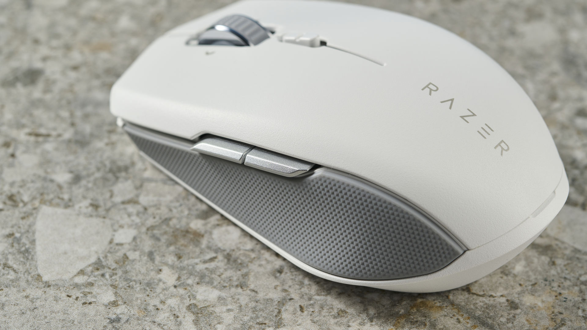 תקריב של כפתורי הצד בעכבר אלחוטי Razer Pro Click Mini לבן