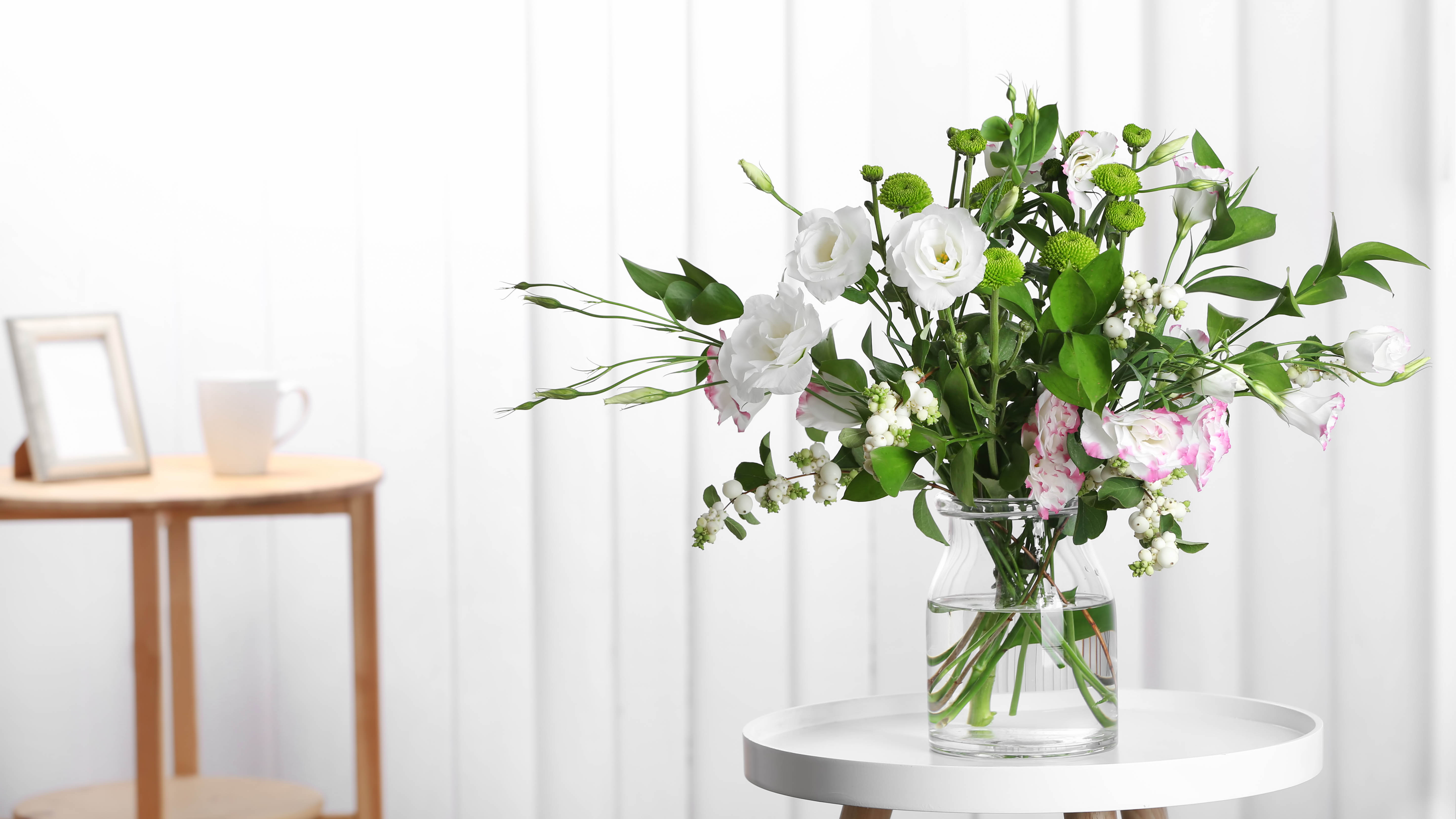 פרחים באגרטל על שולחן לבן