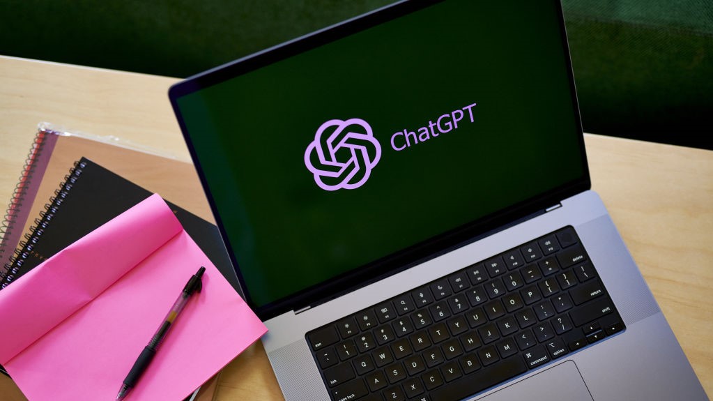 ChatGPT פתוח ב-Macbook