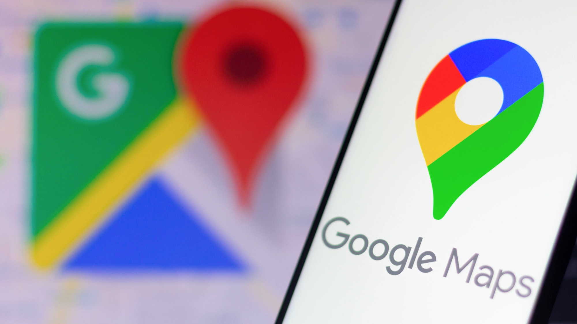 לוגו מפות גוגל בסמארטפון עם לוגו מפות גוגל ברקע