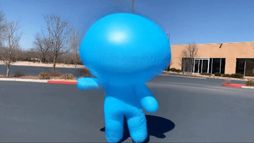 AI יצר וידאו.  איש בלונים כחול רוקד במגרש חניה