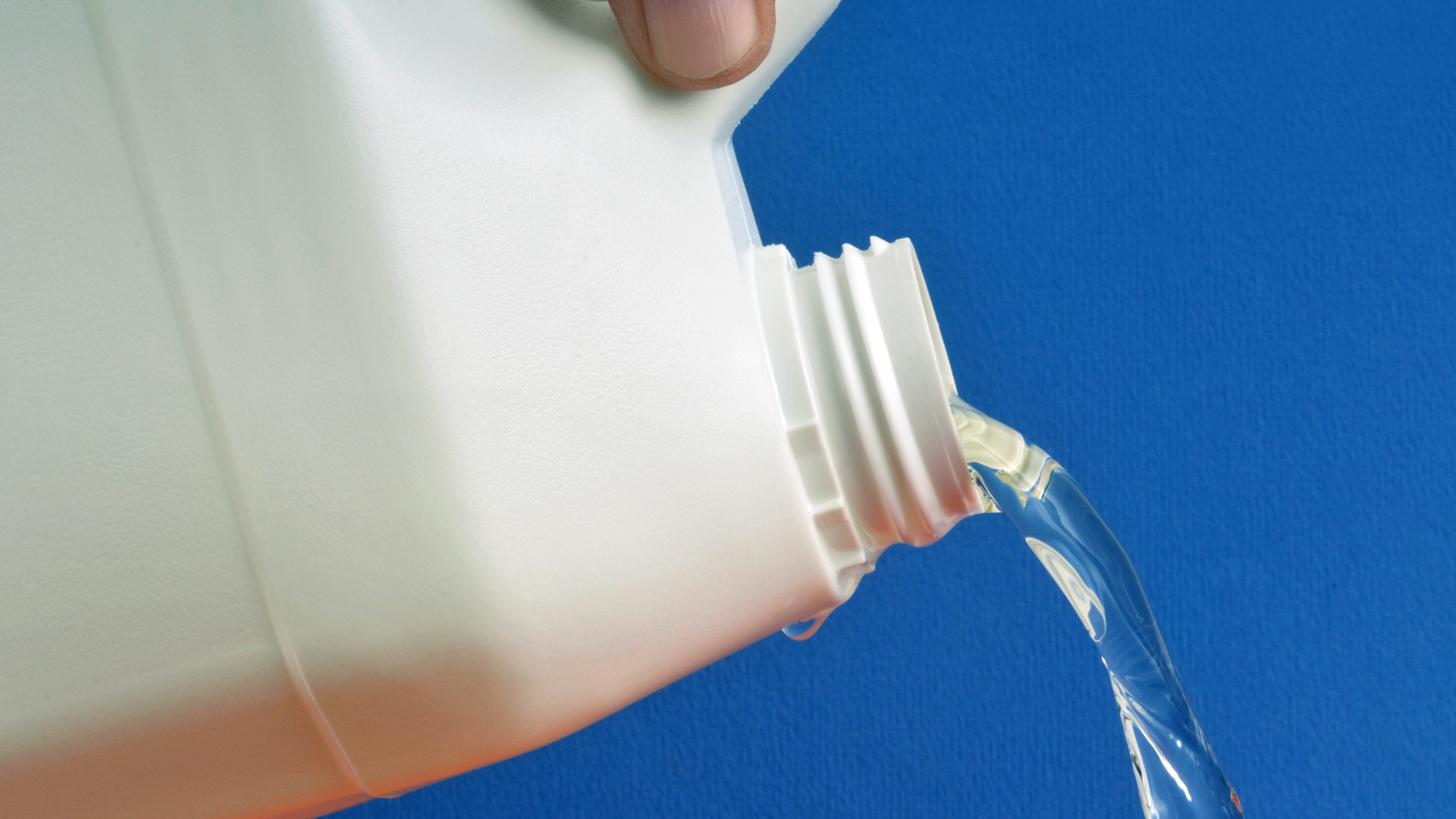 אקונומיקה נשפכת החוצה