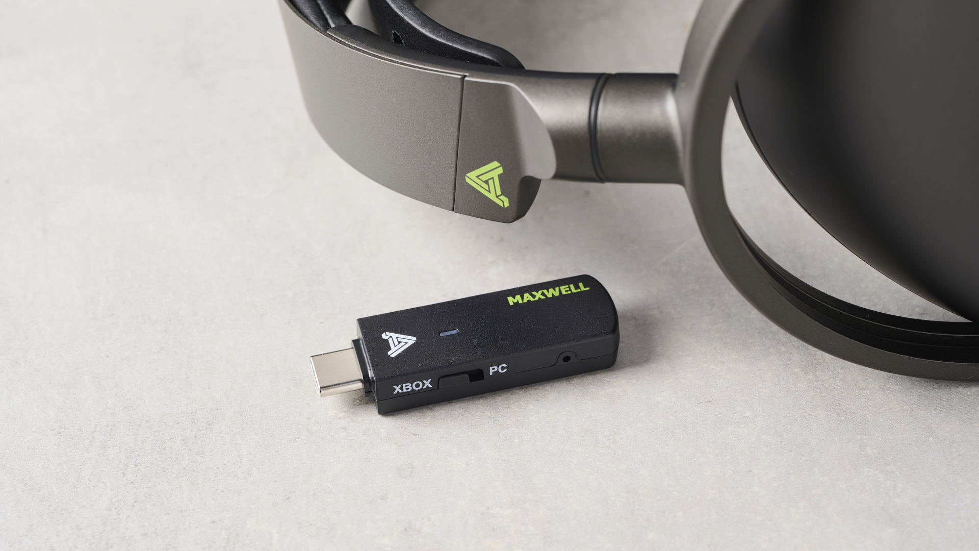 תצלום של האודז מקסוול ליד הדונגל האלחוטי