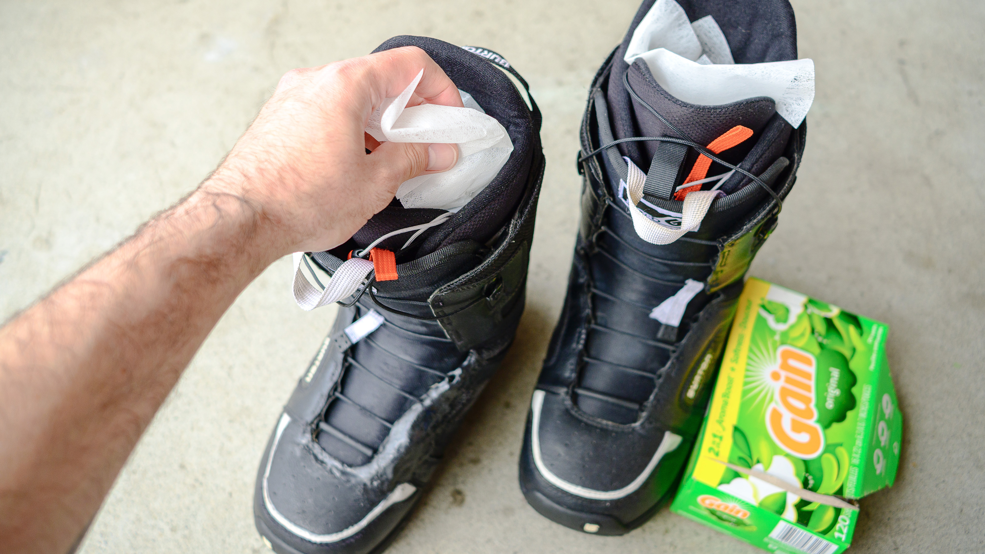 כיצד לאחסן ציוד סקי וסנובורד לעונת החוץ, כולל בורדים, מגלשיים, קסדות, מוצרים רכים ועוד.