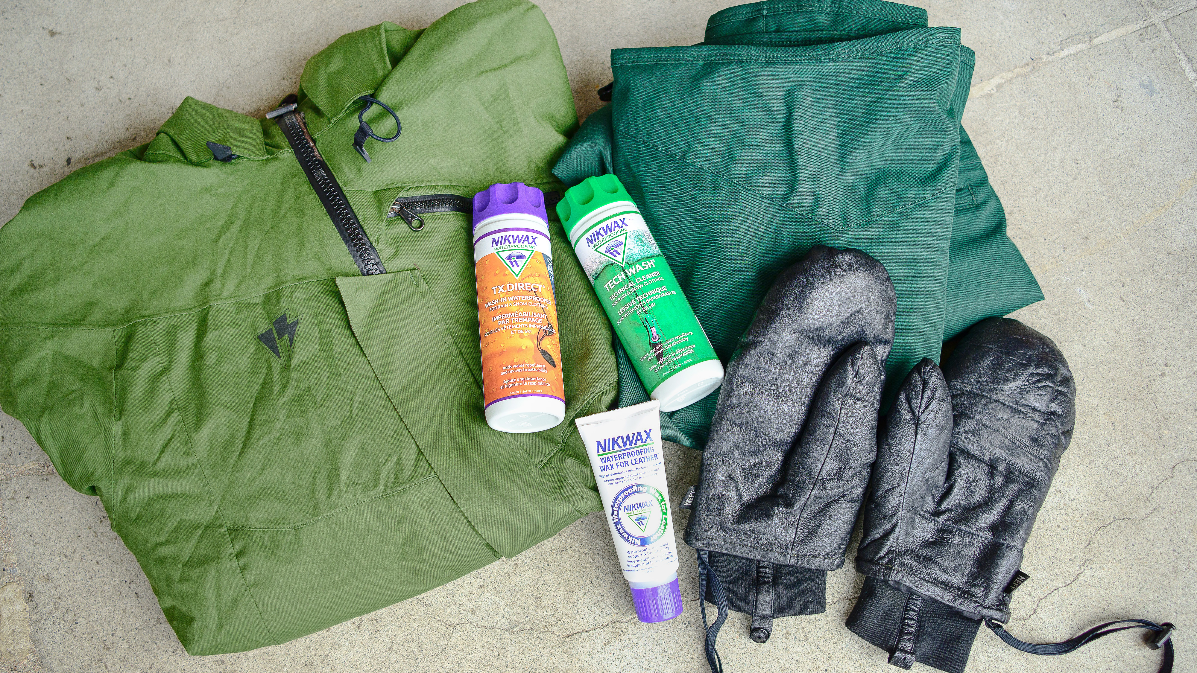 כיצד לאחסן ציוד סקי וסנובורד לעונת החוץ, כולל בורדים, מגלשיים, קסדות, מוצרים רכים ועוד.