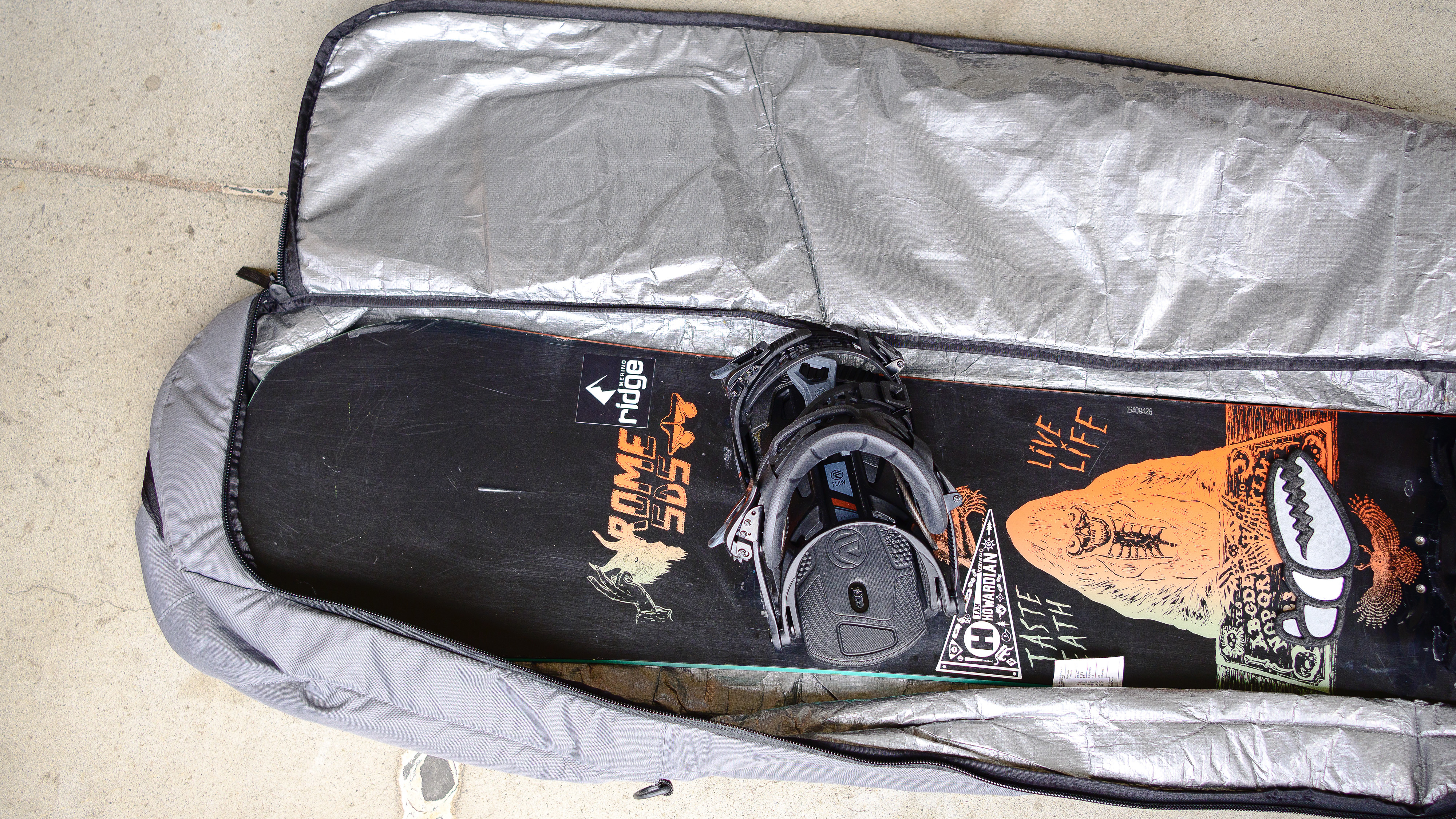 כיצד לאחסן ציוד סקי וסנובורד לעונת החוץ, כולל בורדים, מגלשיים, קסדות, מוצרים רכים ועוד.