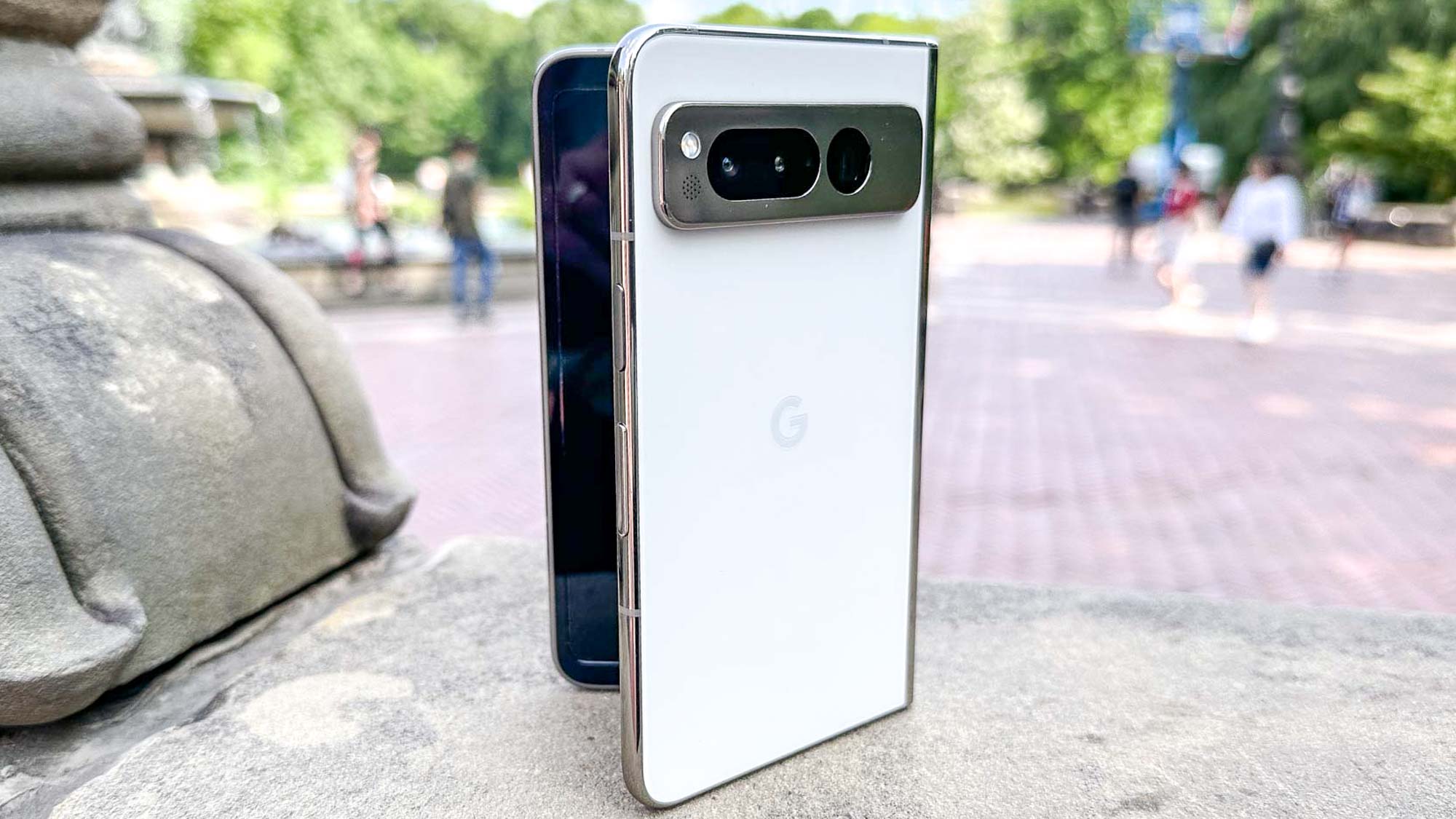 Google Pixel Fold מוצג ביד