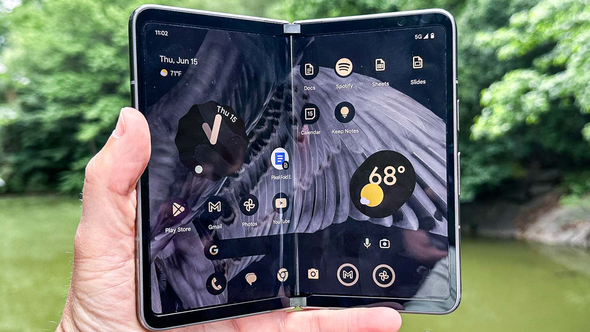 Google Pixel Fold מוצג ביד