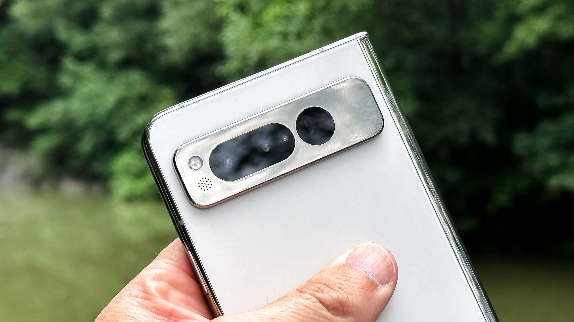 Google Pixel Fold מוצג ביד