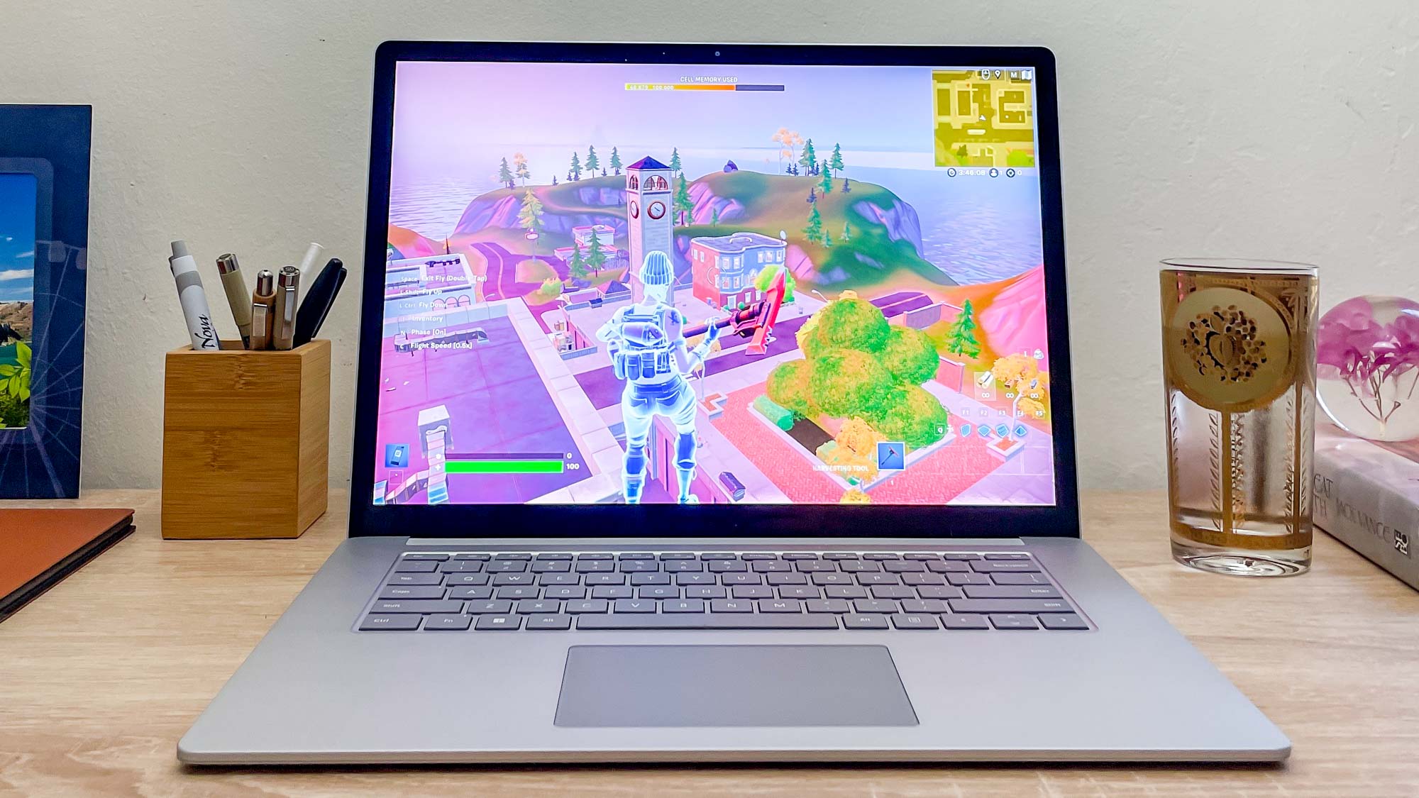 Surface Laptop 5 על שולחן העבודה עם Fortnite מופעל על המסך