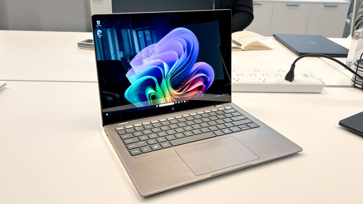 סקירה מעשית של HP OmniBook X: מחשב נייד Snapdragon X Elite מפרסם את מחשבי ה-MacBook מאת Tony Polanco פורסם ב-20 במאי 24 עדיין לא דורג HP OmniBook X כולל עיצוב חדש לגמרי ויכול להיות מעצמת בינה מלאכותית.  הנה מה שאנחנו חושבים על המחשב הנייד הקרוב.