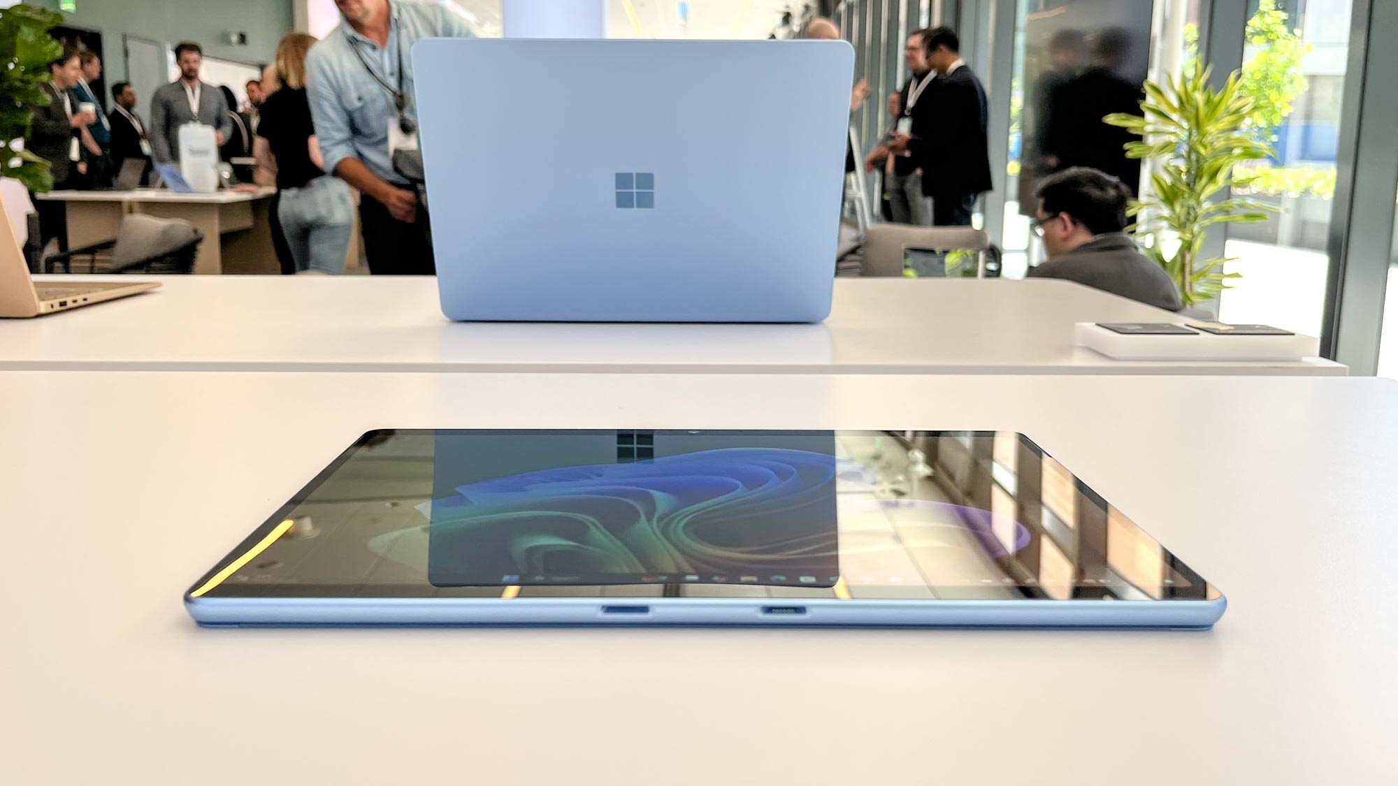 Microsoft Surface Pro 11 על שולחן עבודה