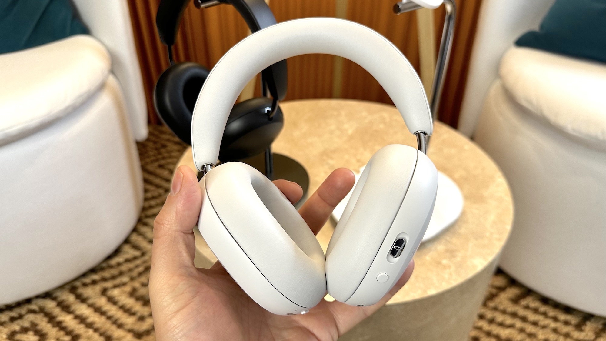 אוזניות Sonos Ace ביד