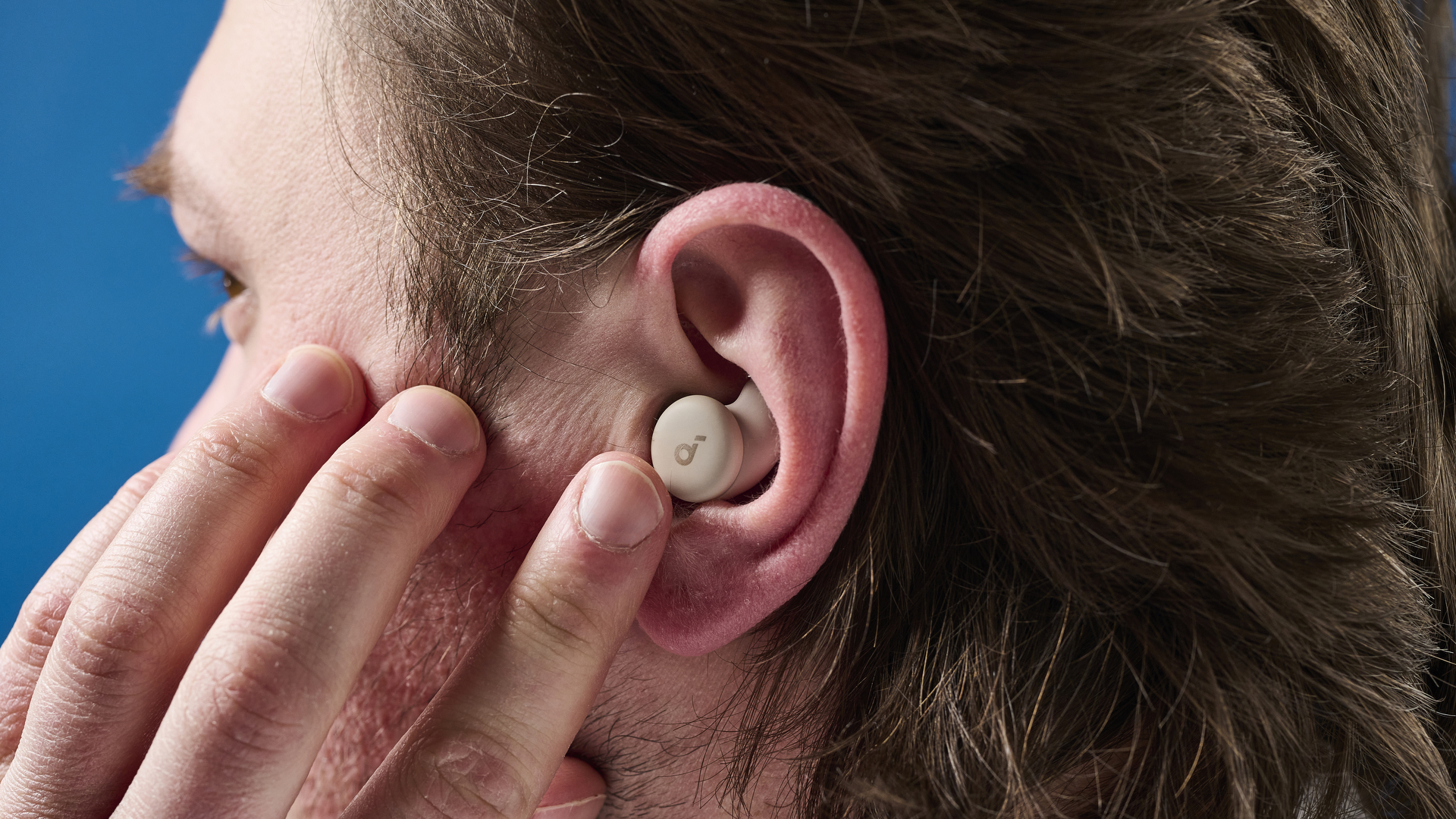 תמונה של אוזניות ה-Soundcore Sleep A20 באוזניים.