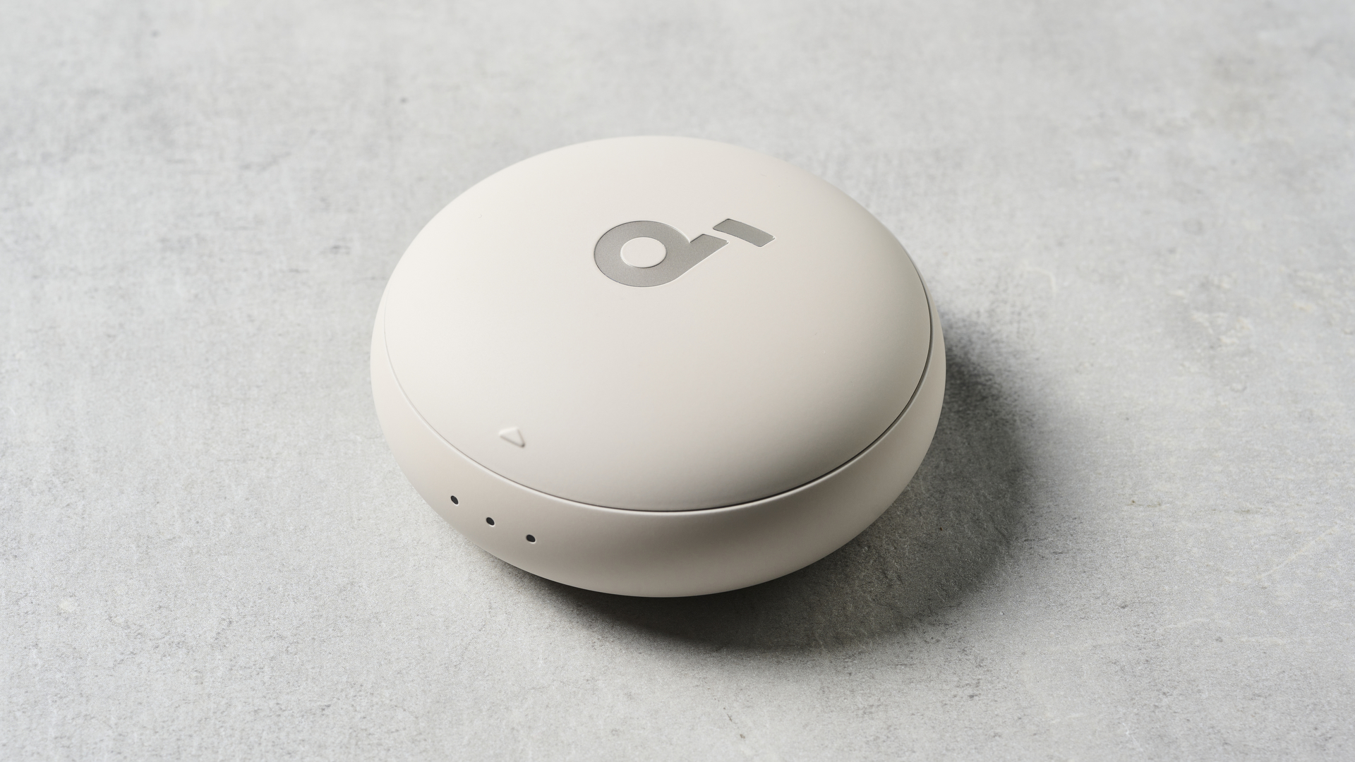 תמונה של מארז Soundcore Sleep A20 על משטח אבן.