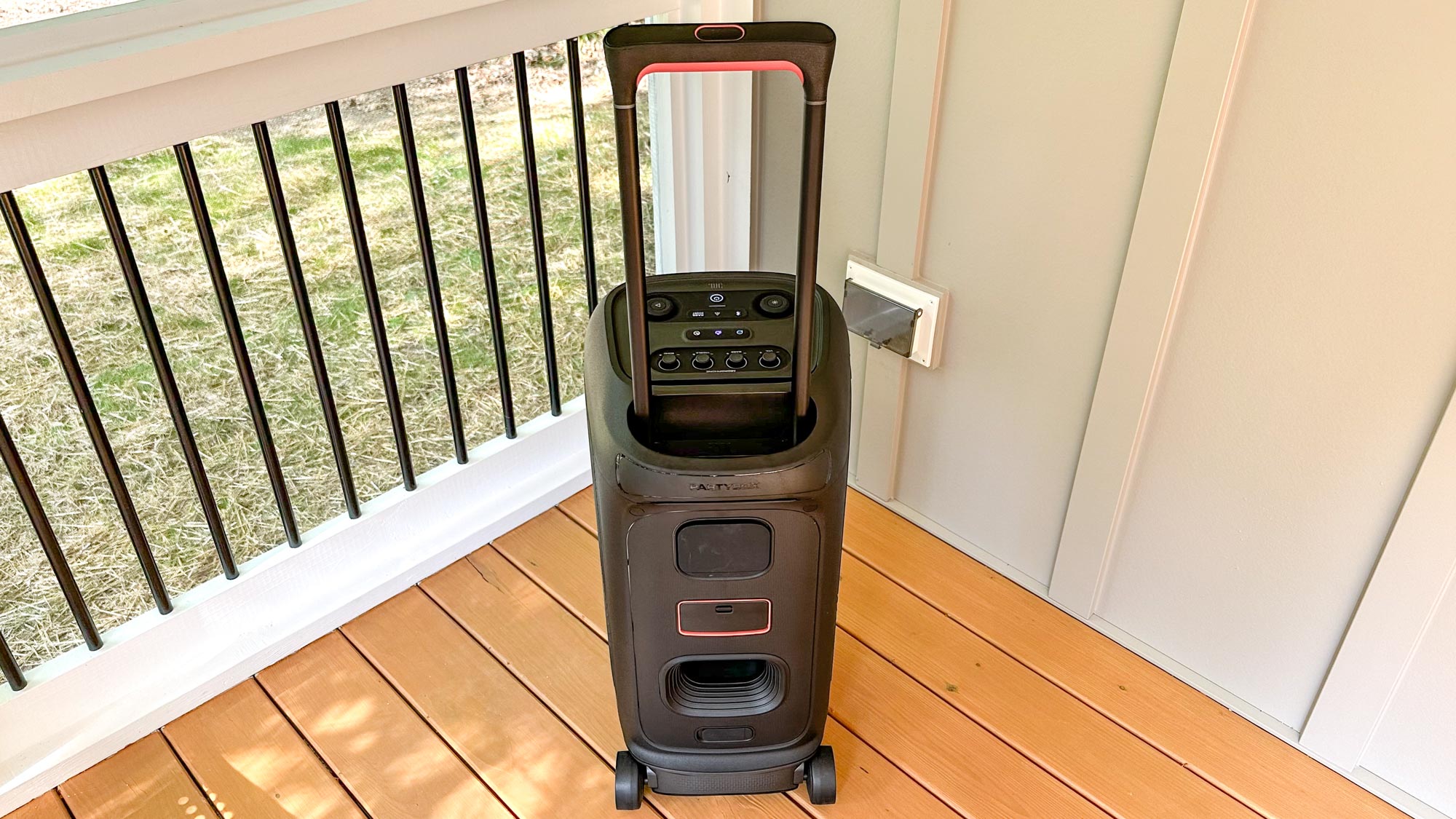 JBL PartyBox Stage 320 מציג את החלק האחורי של הרמקול וידית נשלפת