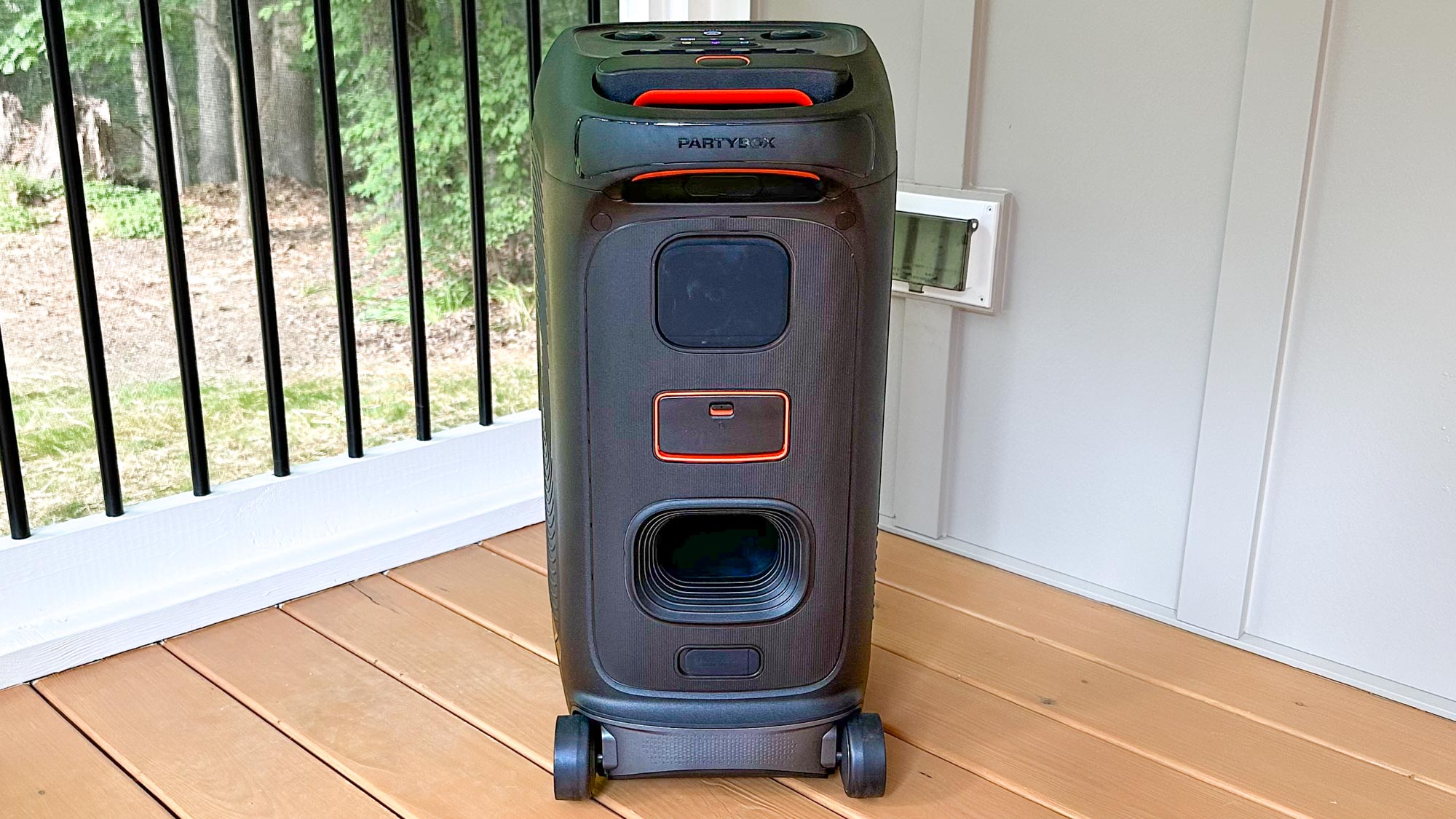 JBL PartyBox Stage 320 מציג את החלק האחורי של הרמקול