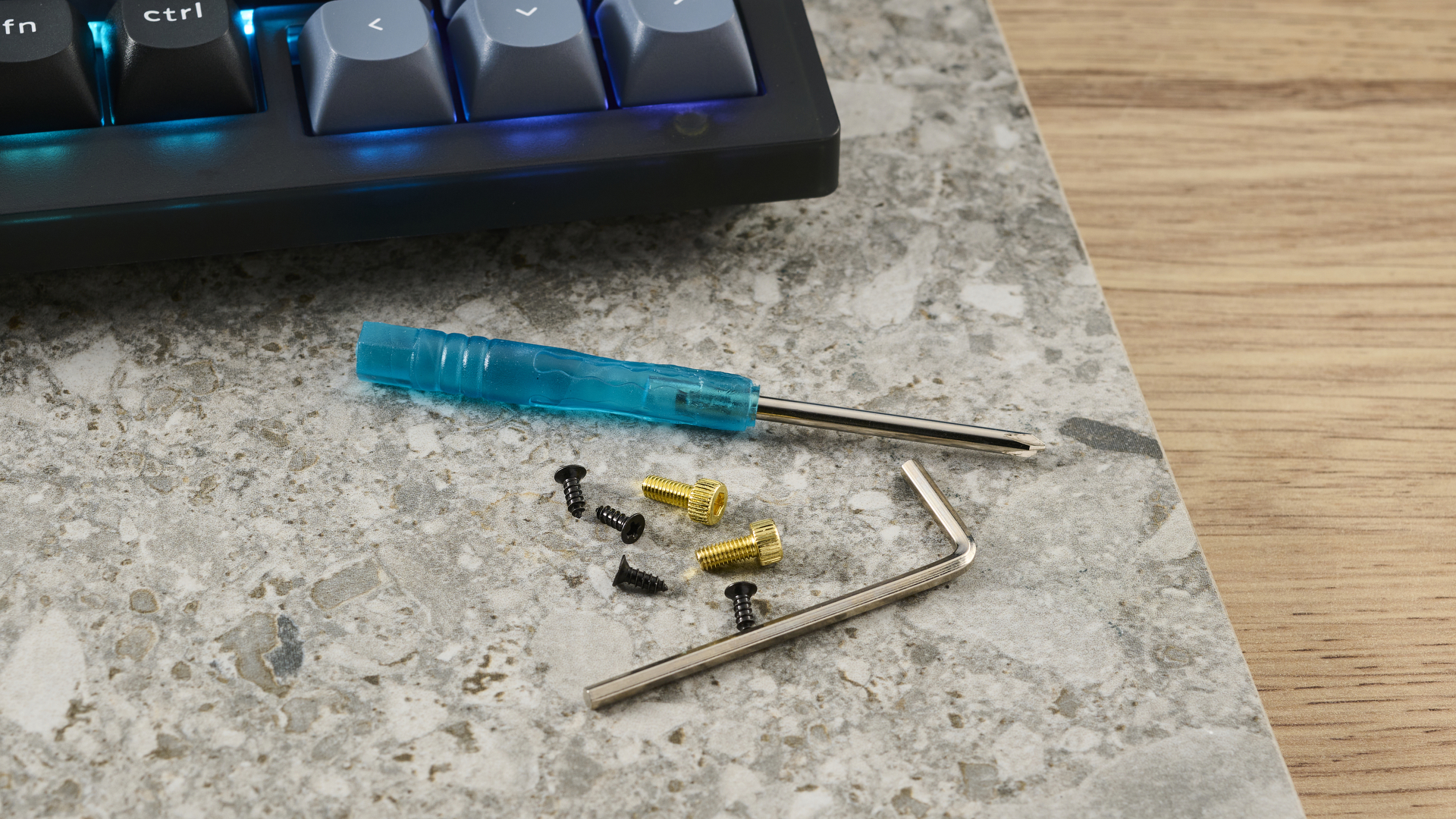 מקלדת מכנית חוטית Keychron V1, בצבע שחור חלבי (שקוף).