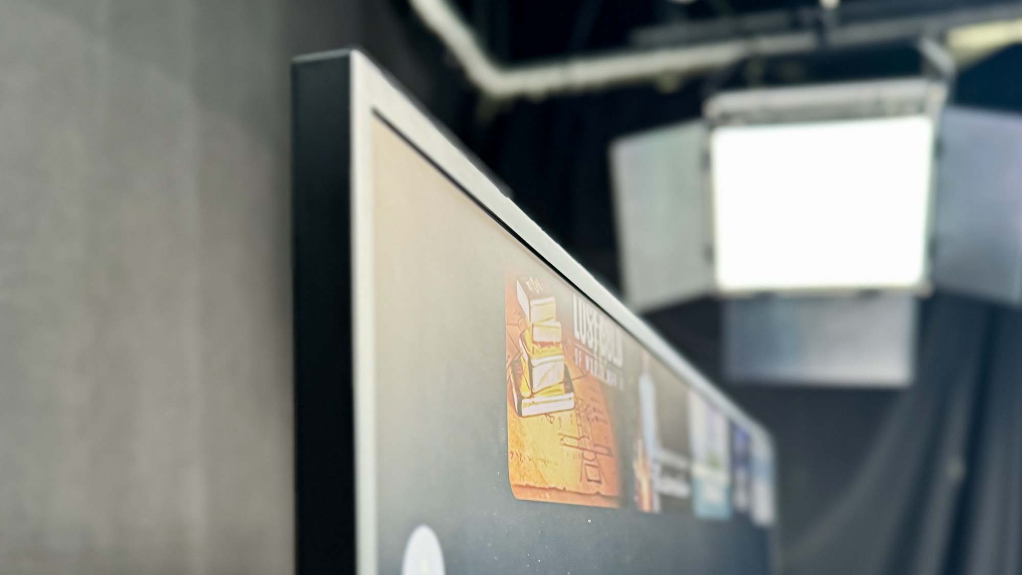 Samsung The Frame TV בסלון