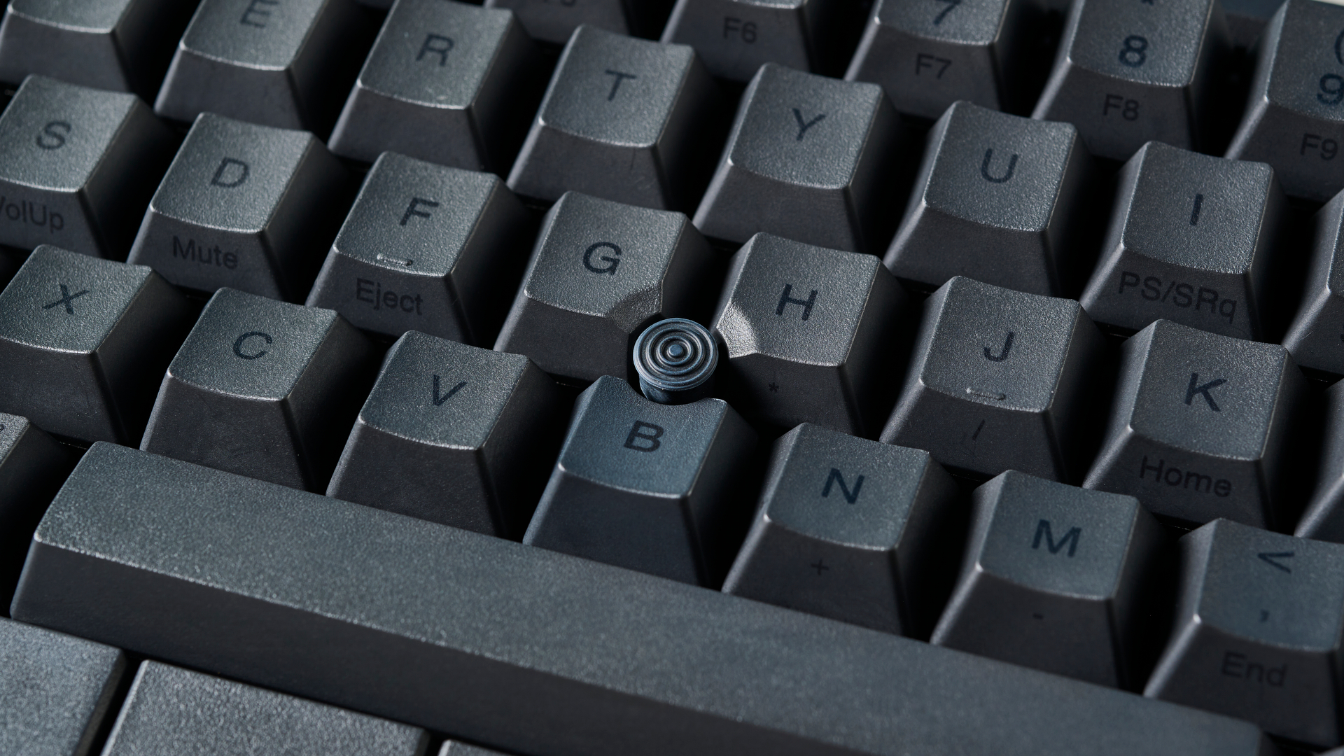 תמונה של המקלדת המכנית HHKB Studio על משטח אבן