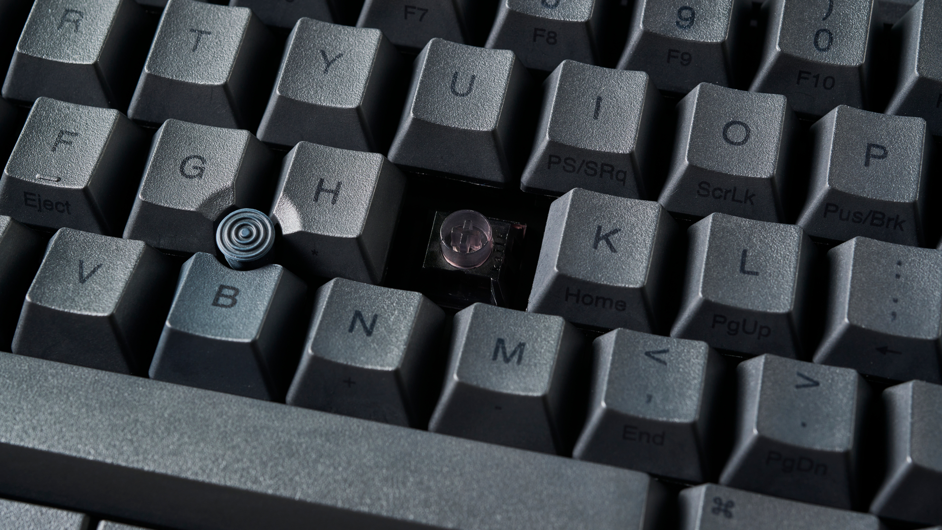 תמונה של המקלדת המכנית HHKB Studio על משטח אבן