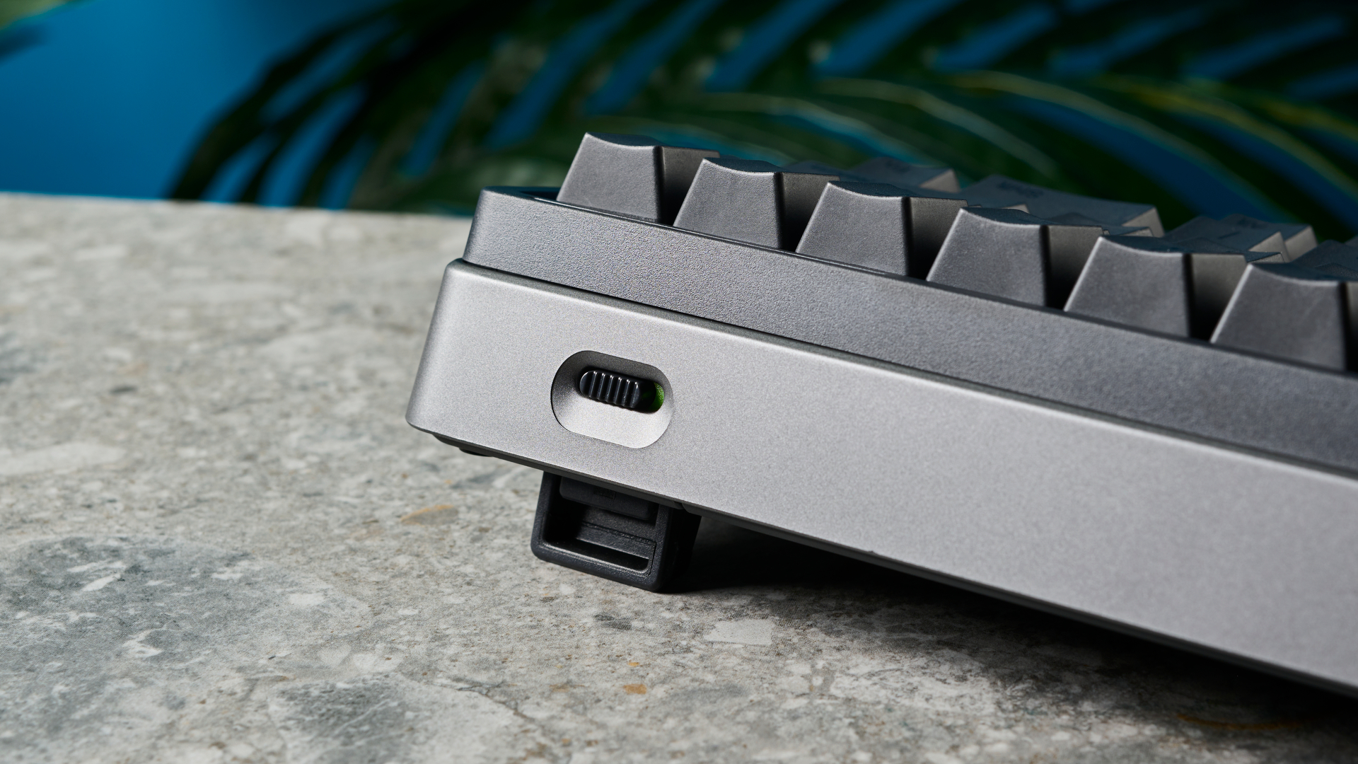 תמונה של המקלדת המכנית HHKB Studio על משטח אבן