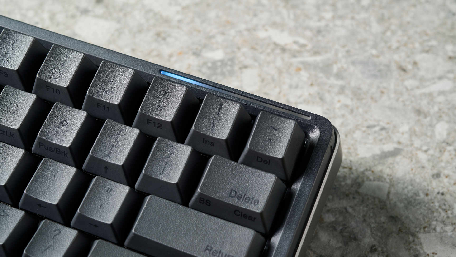 תמונה של המקלדת המכנית HHKB Studio על משטח אבן