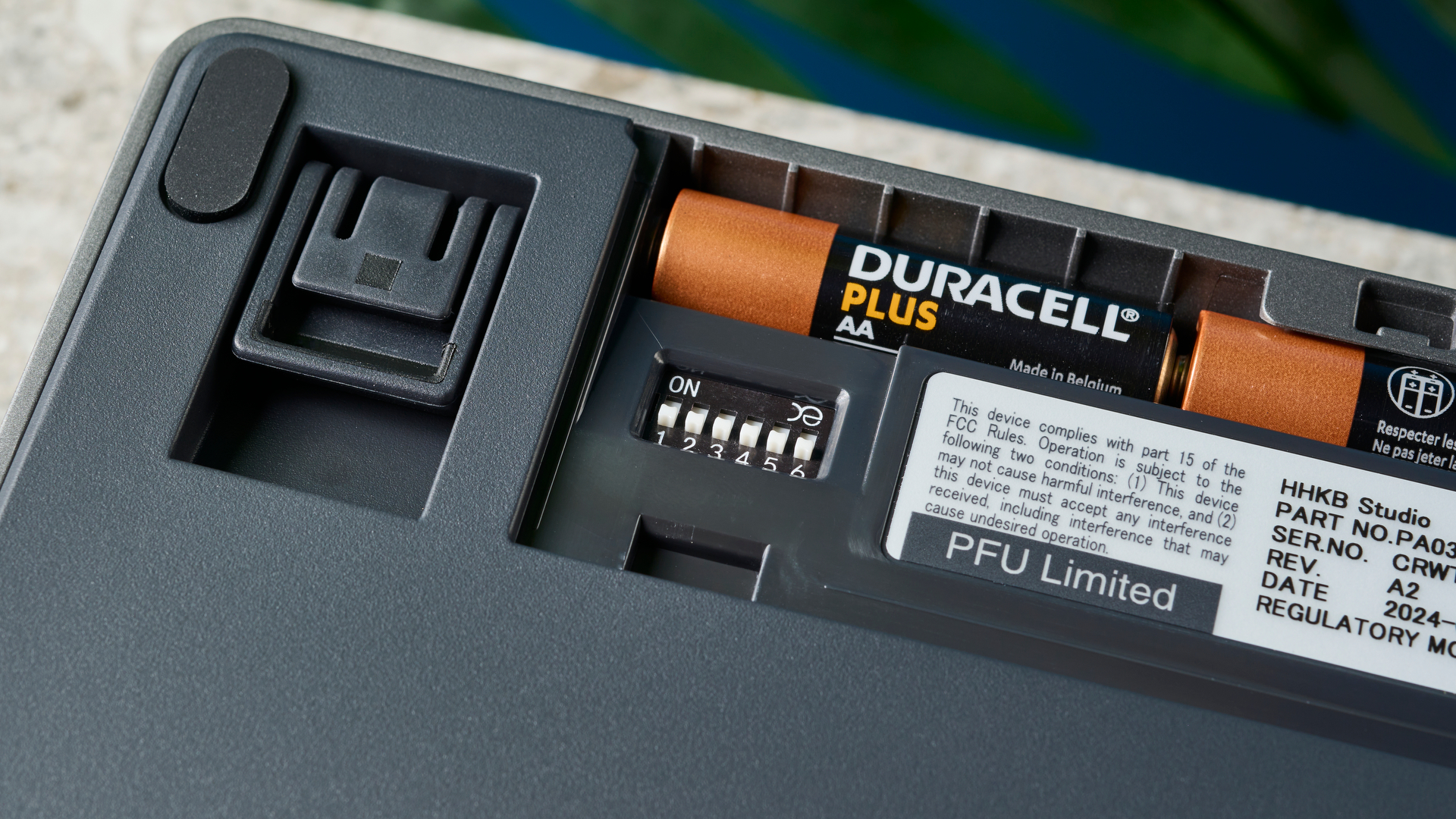 תמונה של המקלדת המכנית HHKB Studio על משטח אבן