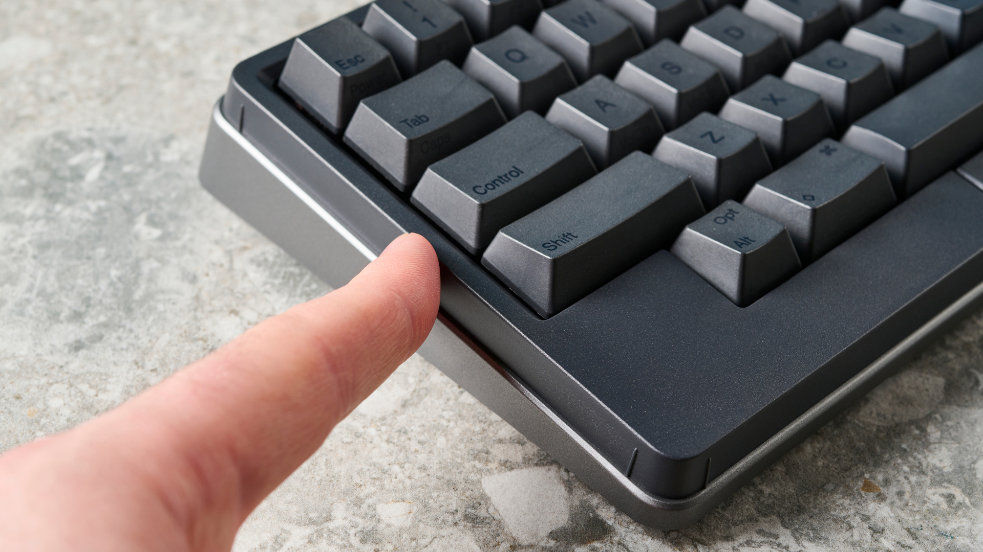 תמונה של המקלדת המכנית HHKB Studio על משטח אבן