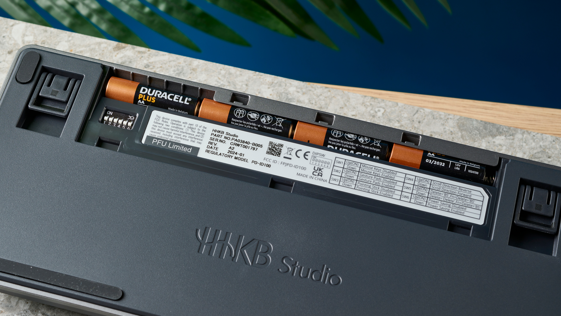 תמונה של המקלדת המכנית HHKB Studio על משטח אבן