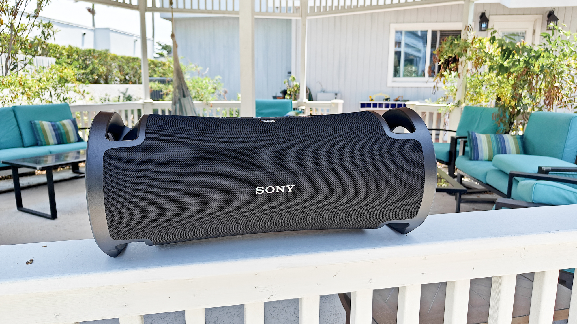 Sony ULT Field 7 על סיפון בחוץ