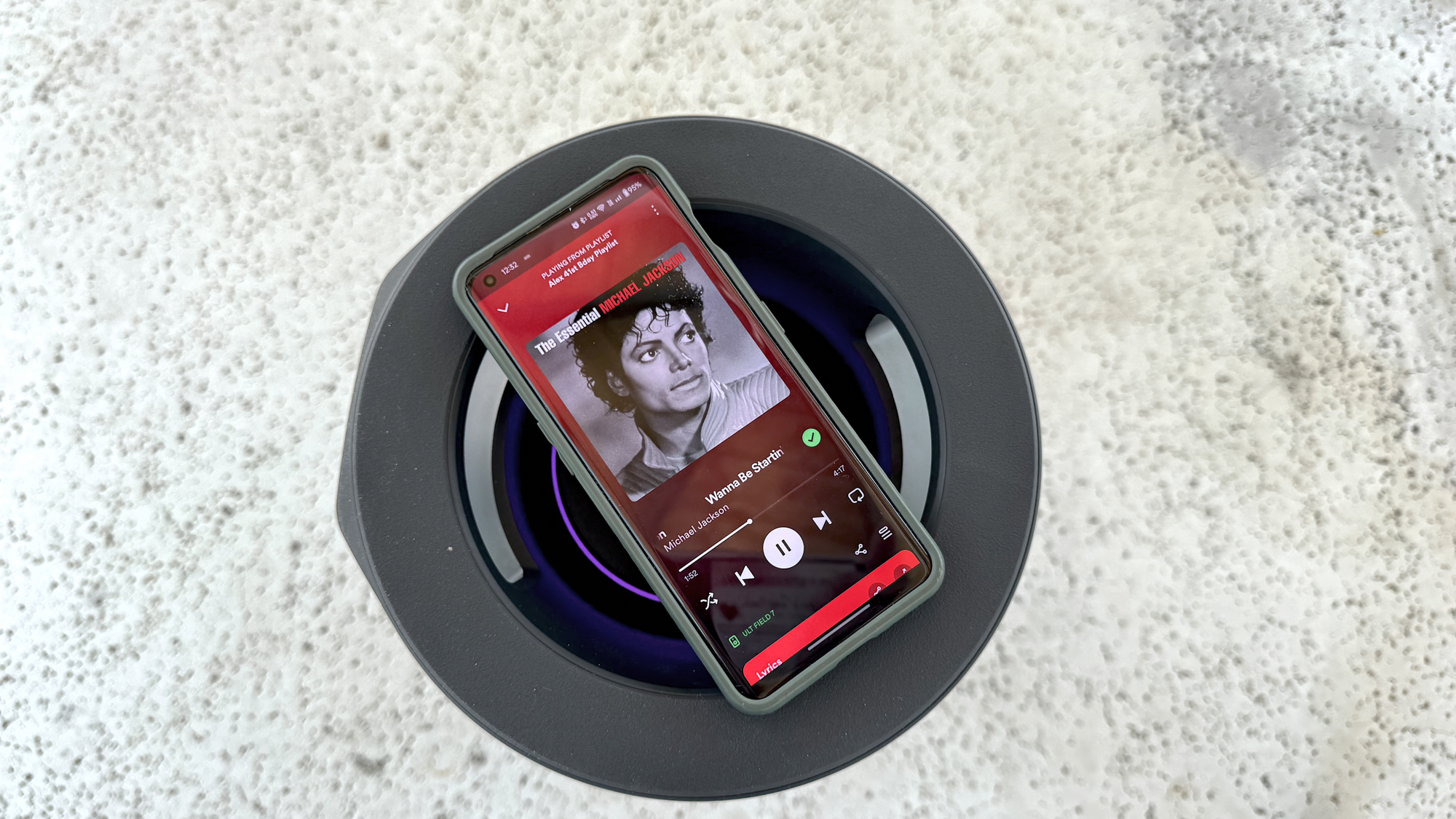 Sony ULT Field 7 בחוץ ליד בריכה