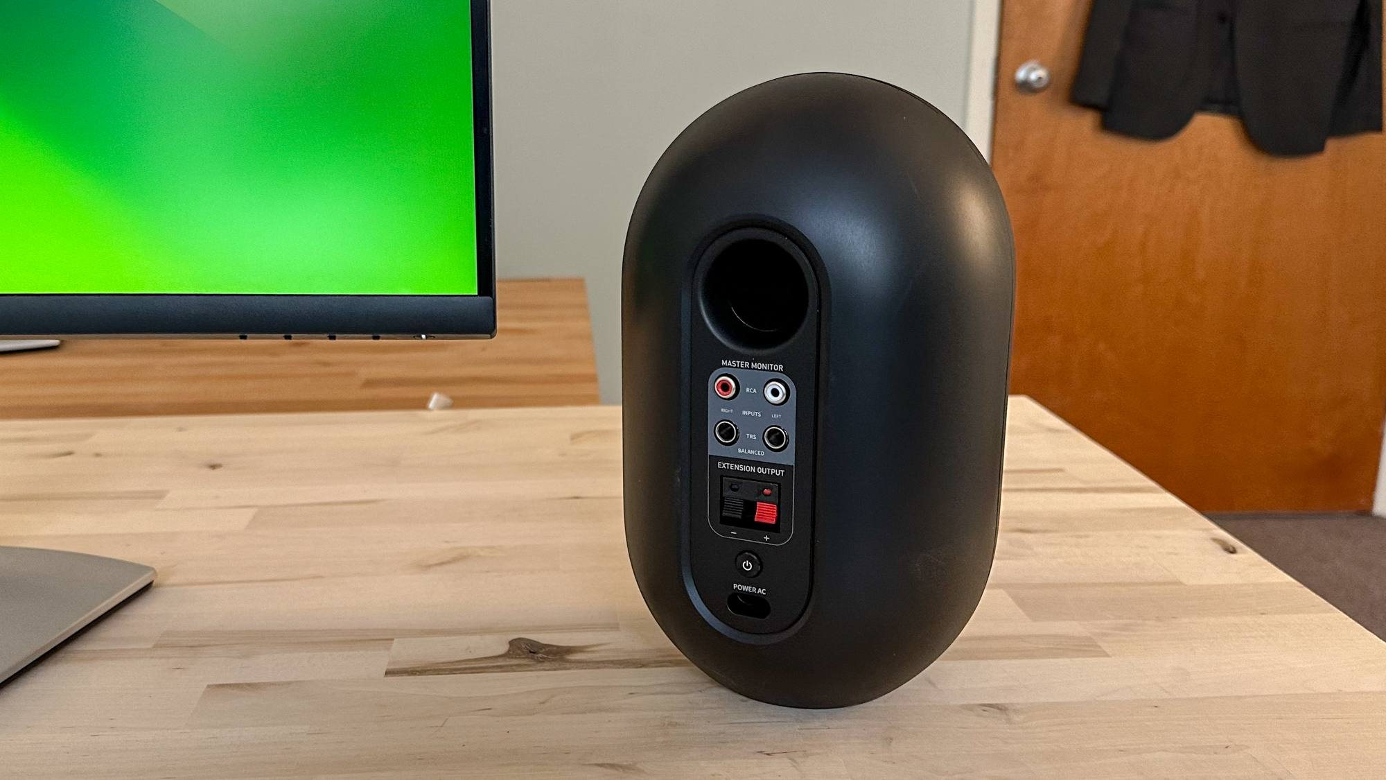 JBL 104 BT מציג את החלק האחורי של הרמקולים המוצבים על שולחן העבודה