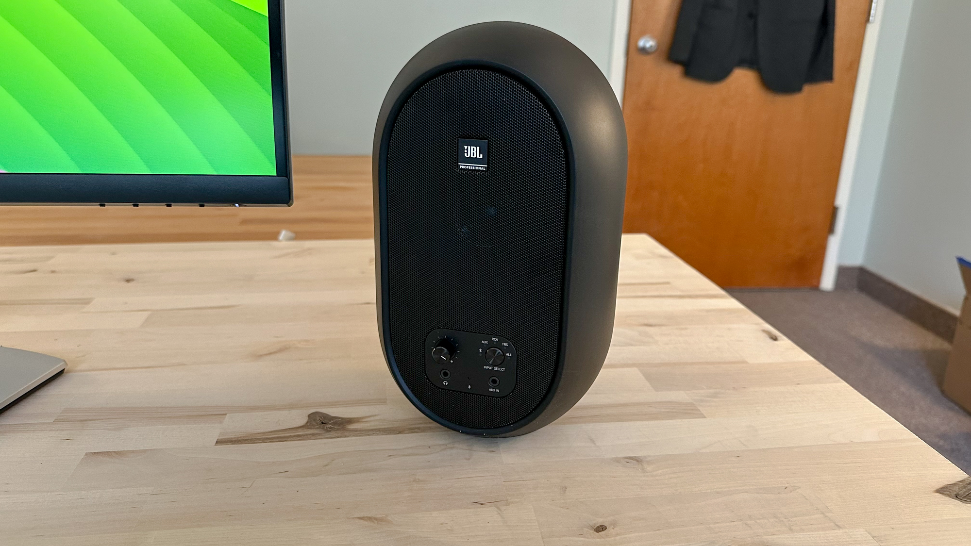 JBL 104 BT על שולחן עבודה המציג פקדים וקישוריות