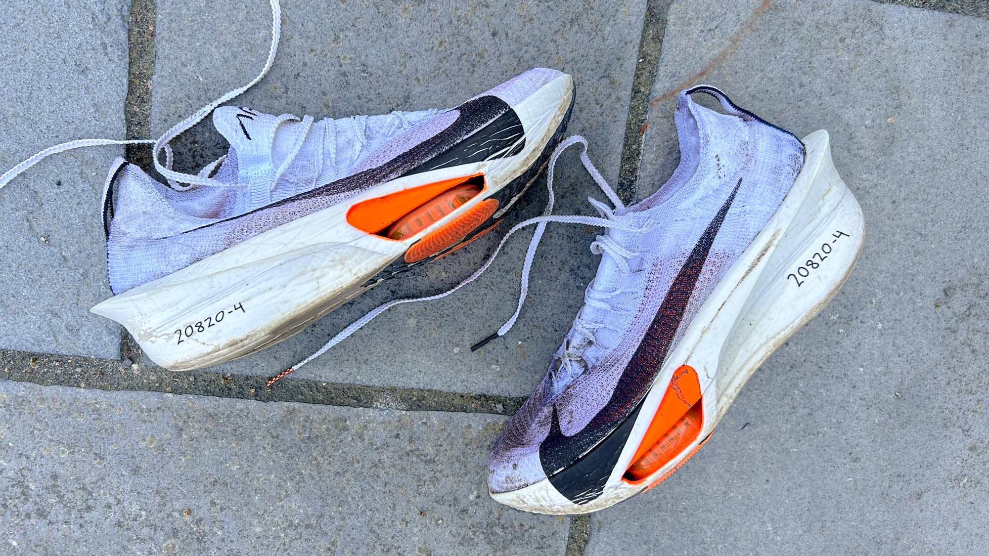 נעלי ריצה Nike Alphafly 3 על מדרכה