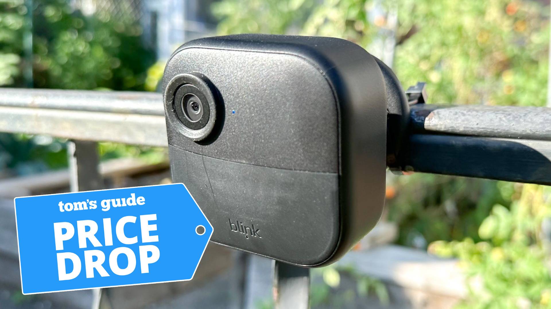 מצלמת אבטחה Blink Outdoor 4 מותקנת על גדר
