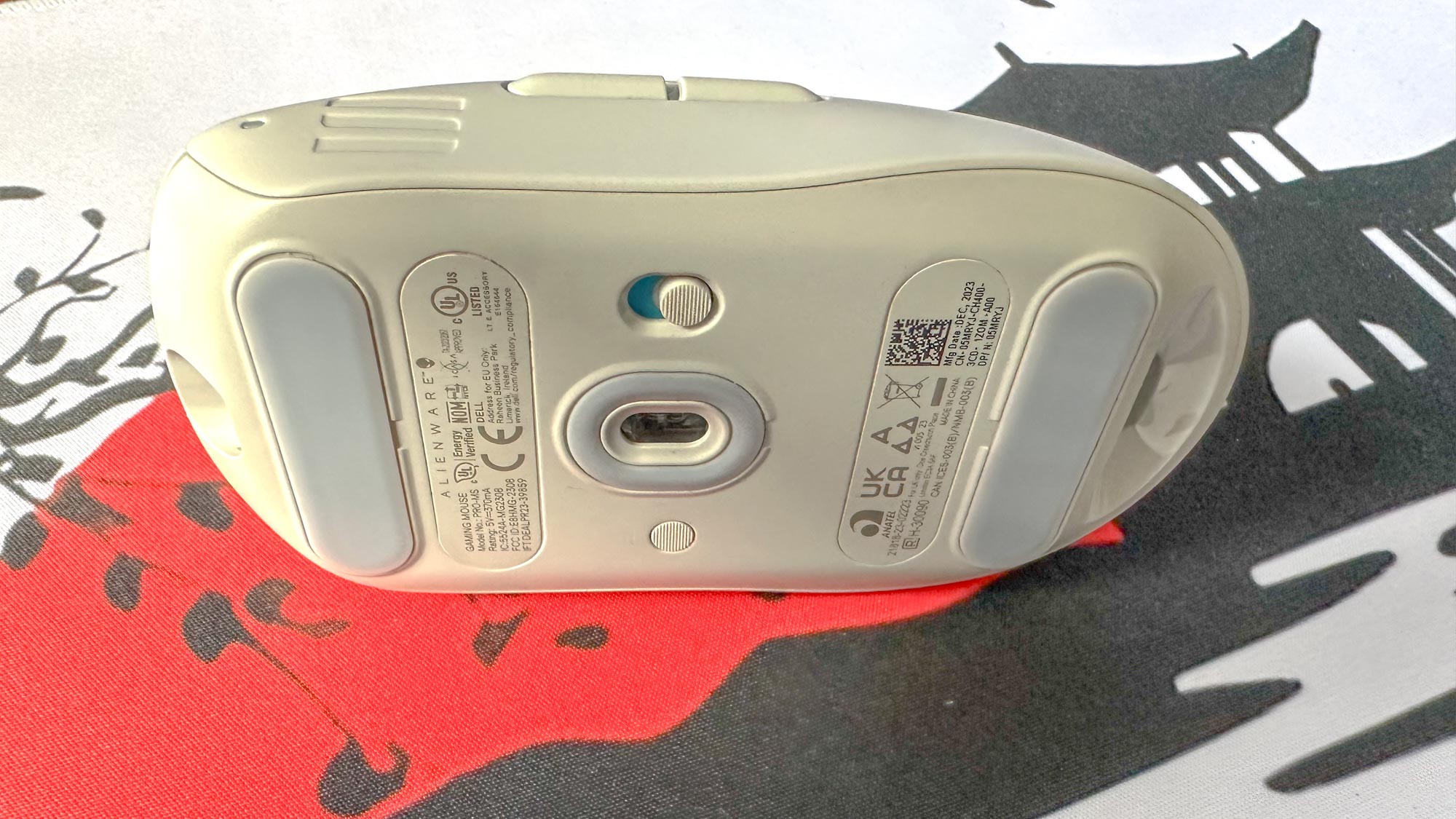 Alienware Pro Wireless Gaming Mouse בצד שלו.