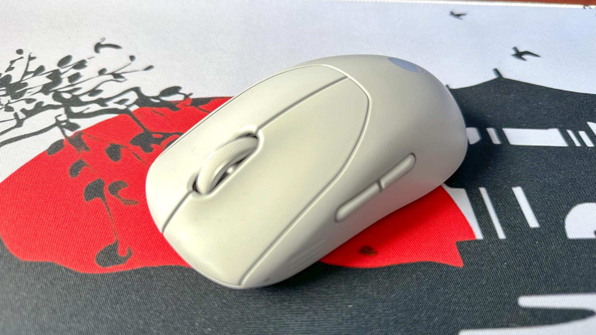 Alienware Pro Wireless Gaming Mouse במבט מלפנים על משטח עכבר.