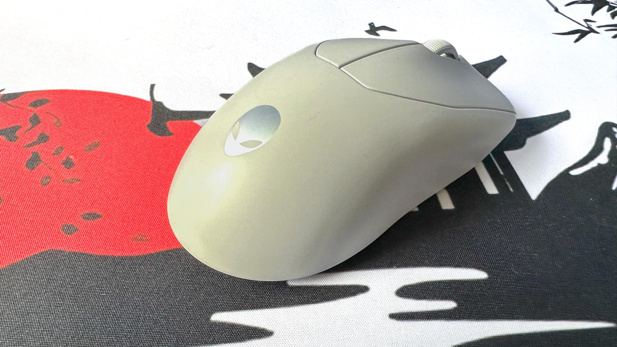 Alienware Pro Wireless Gaming Mouse עם לוגו הגולגולת של Alienware גלוי.